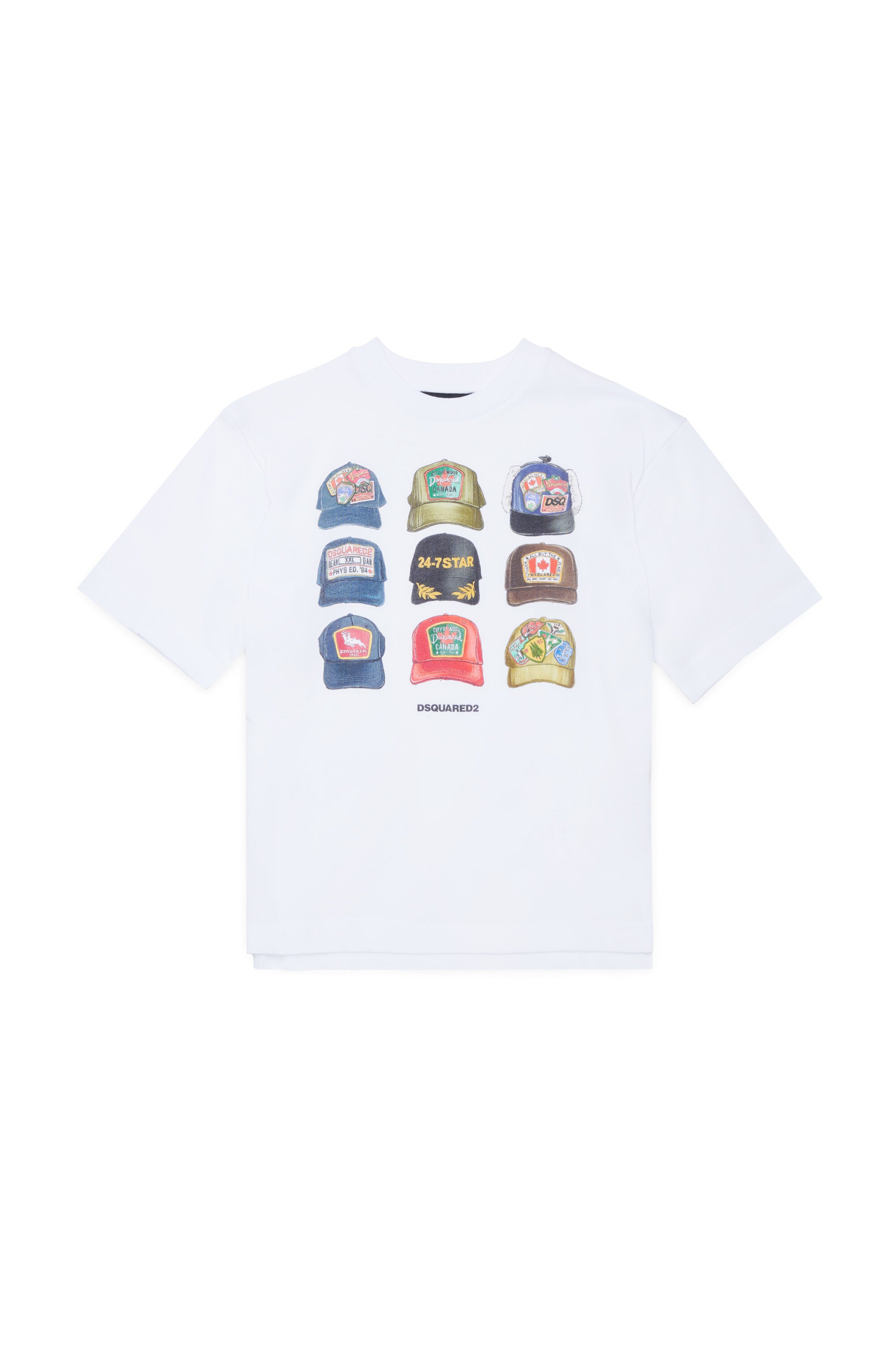 キャップとロゴのプリントTシャツ