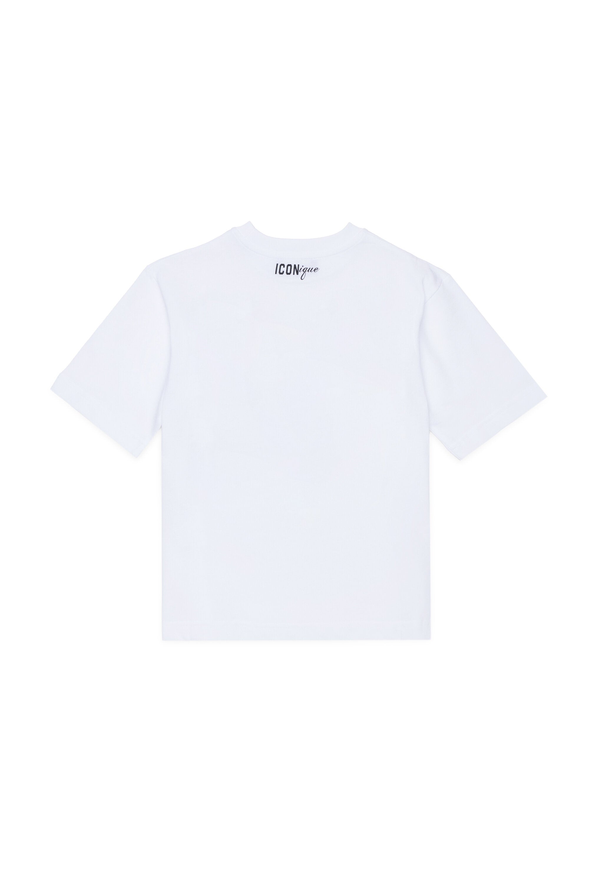 キャップとロゴのプリントTシャツ