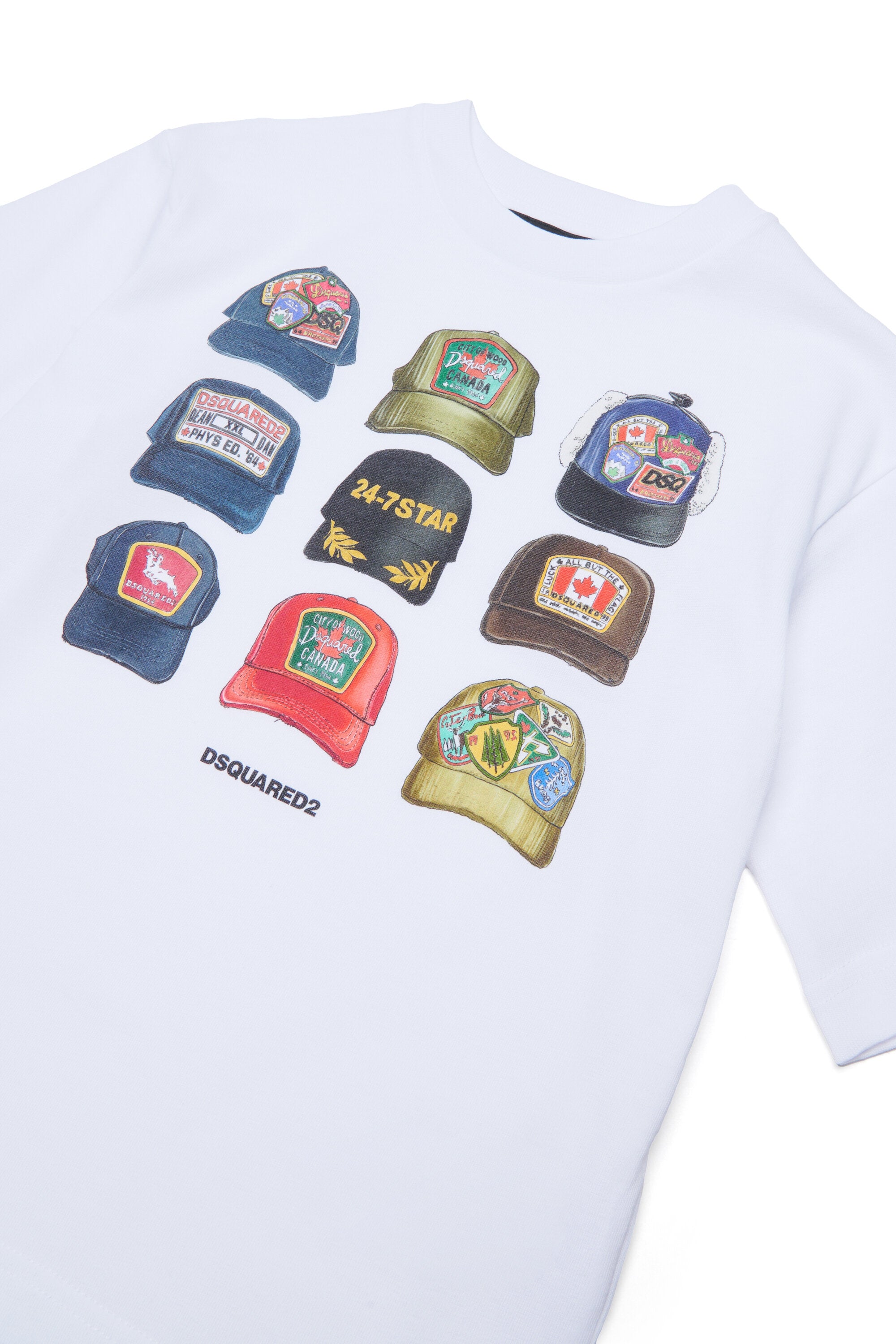 キャップとロゴのプリントTシャツ