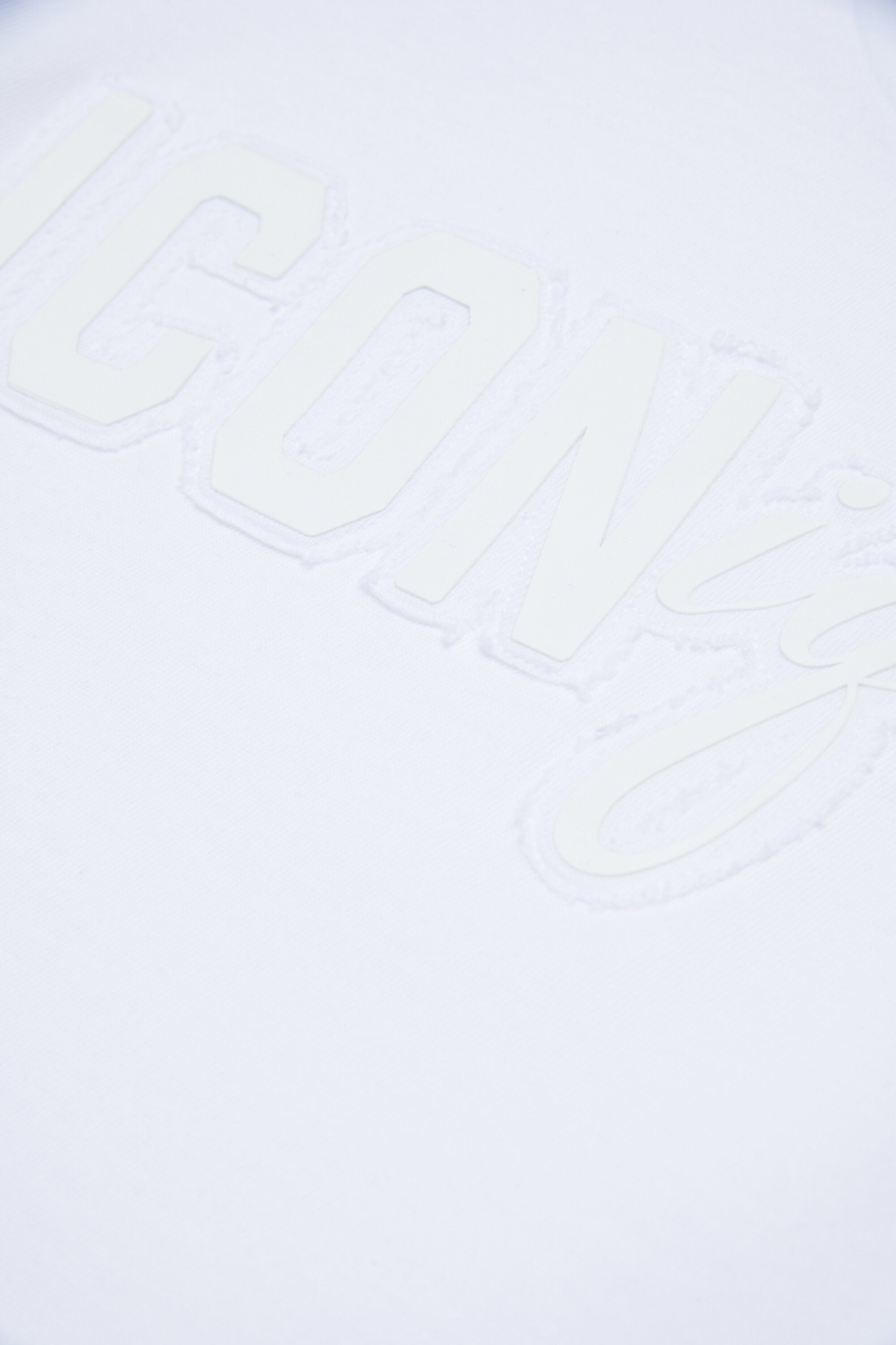 ロゴ入りTシャツ