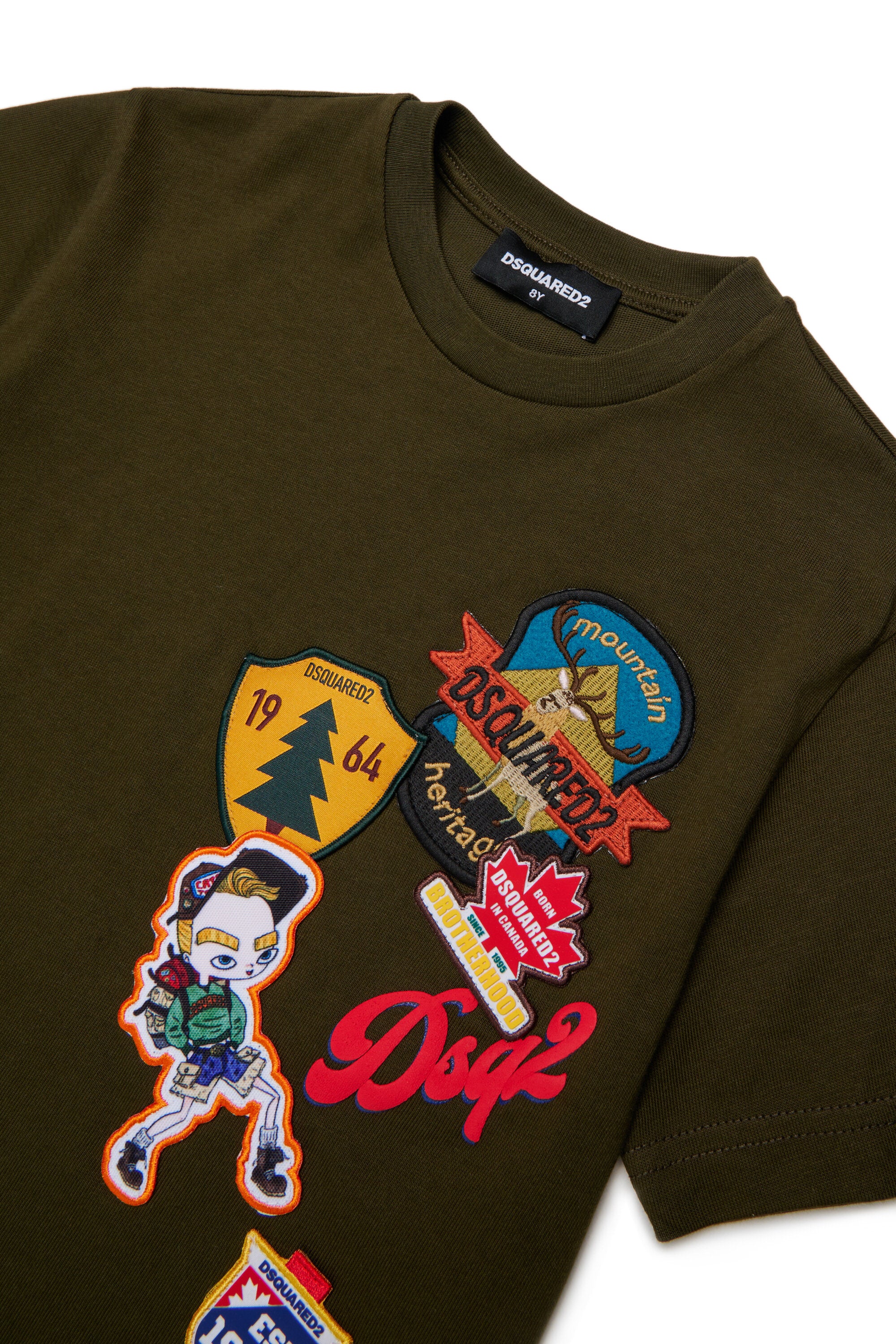 ロゴとパッチ付きTシャツ