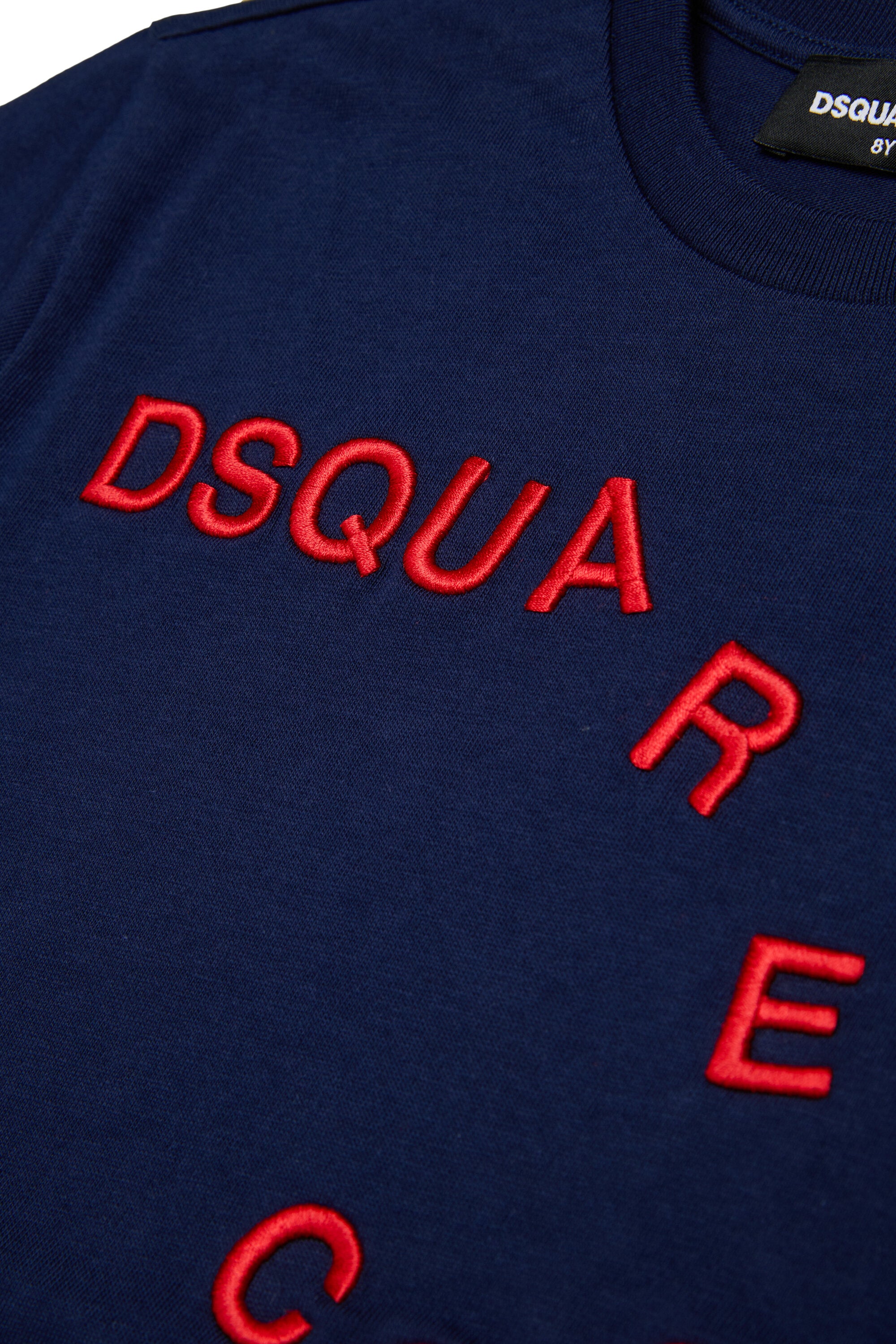 フロントにロゴ刺繍を施したTシャツ