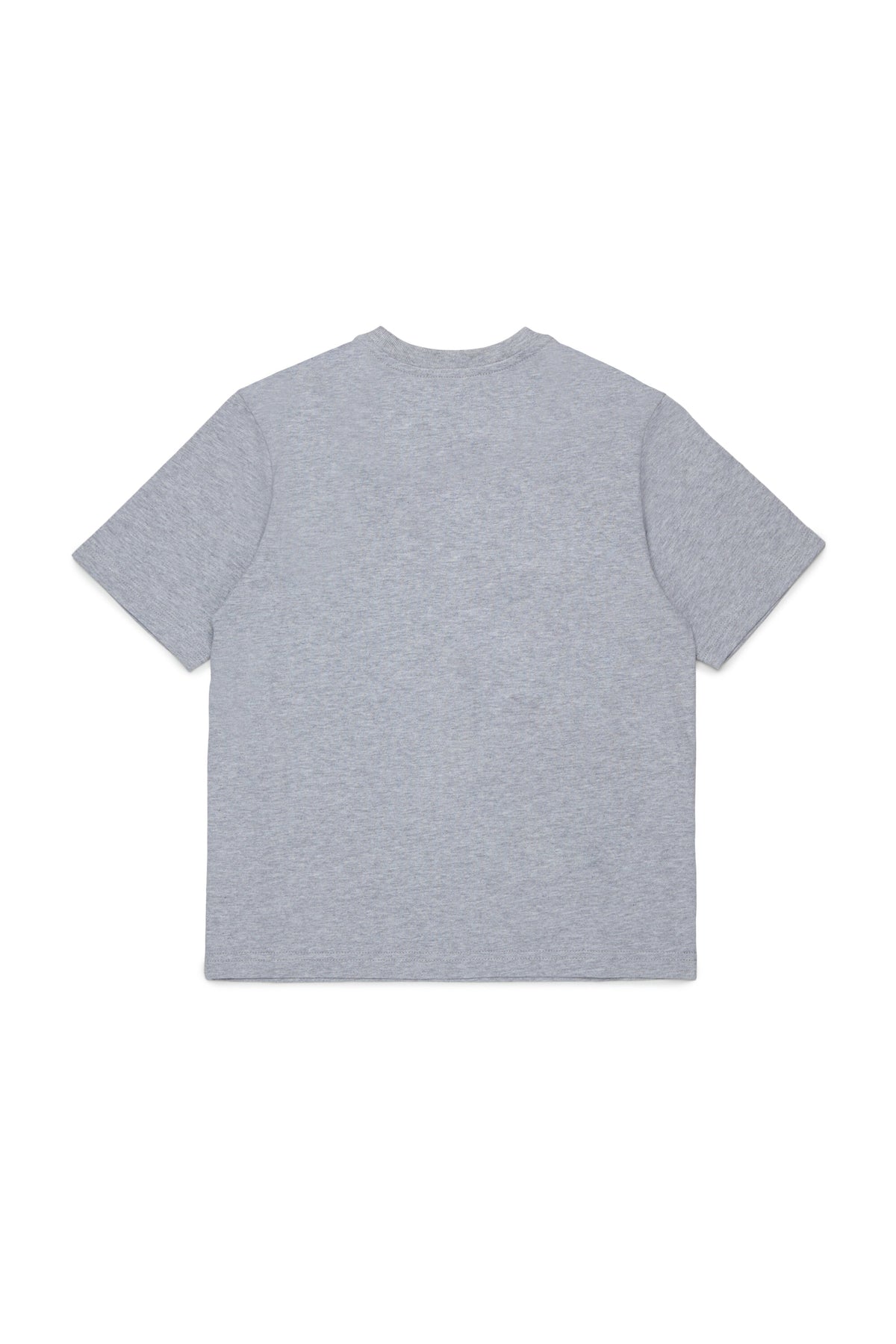 フロントにロゴ刺繍を施したTシャツ