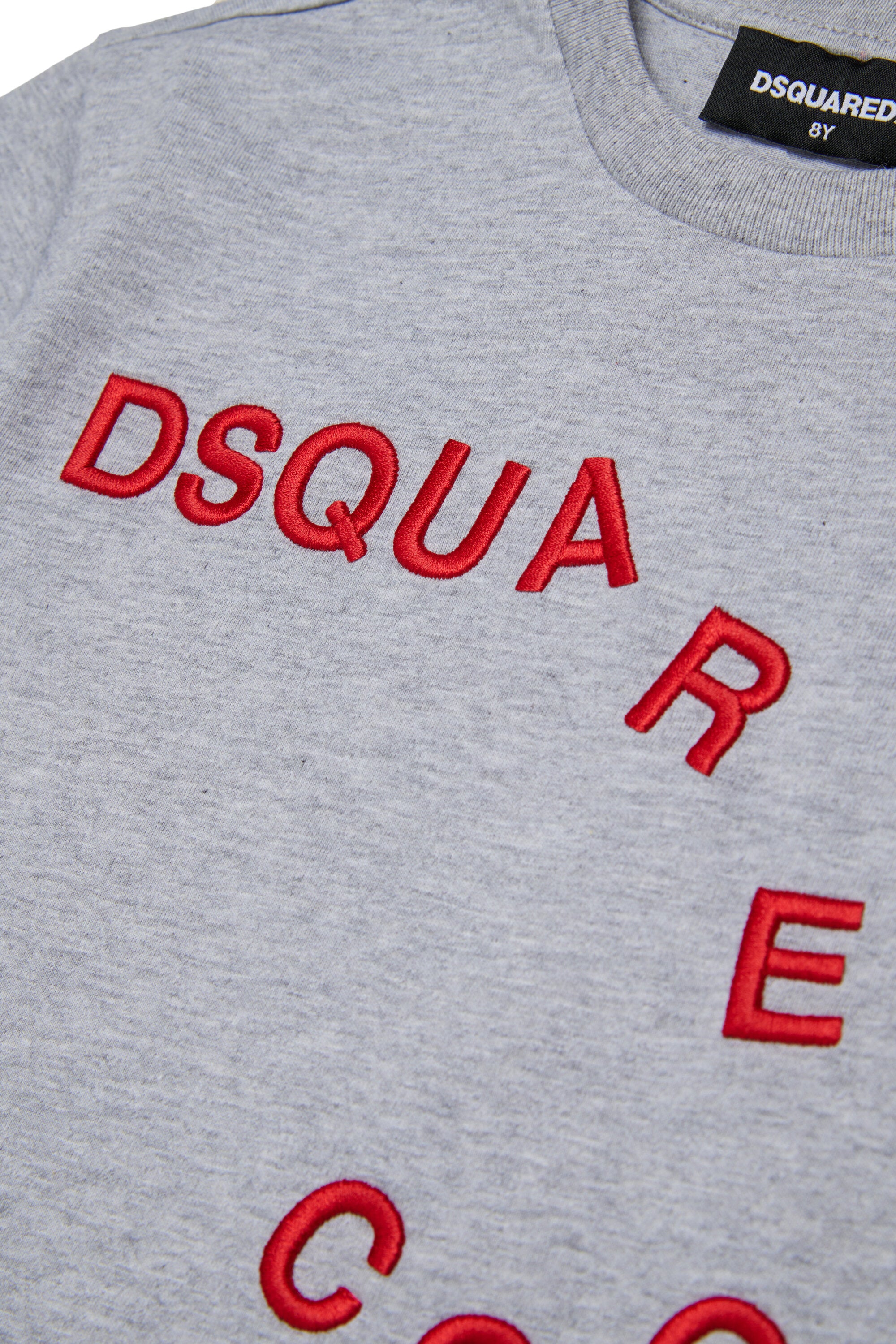 フロントにロゴ刺繍を施したTシャツ