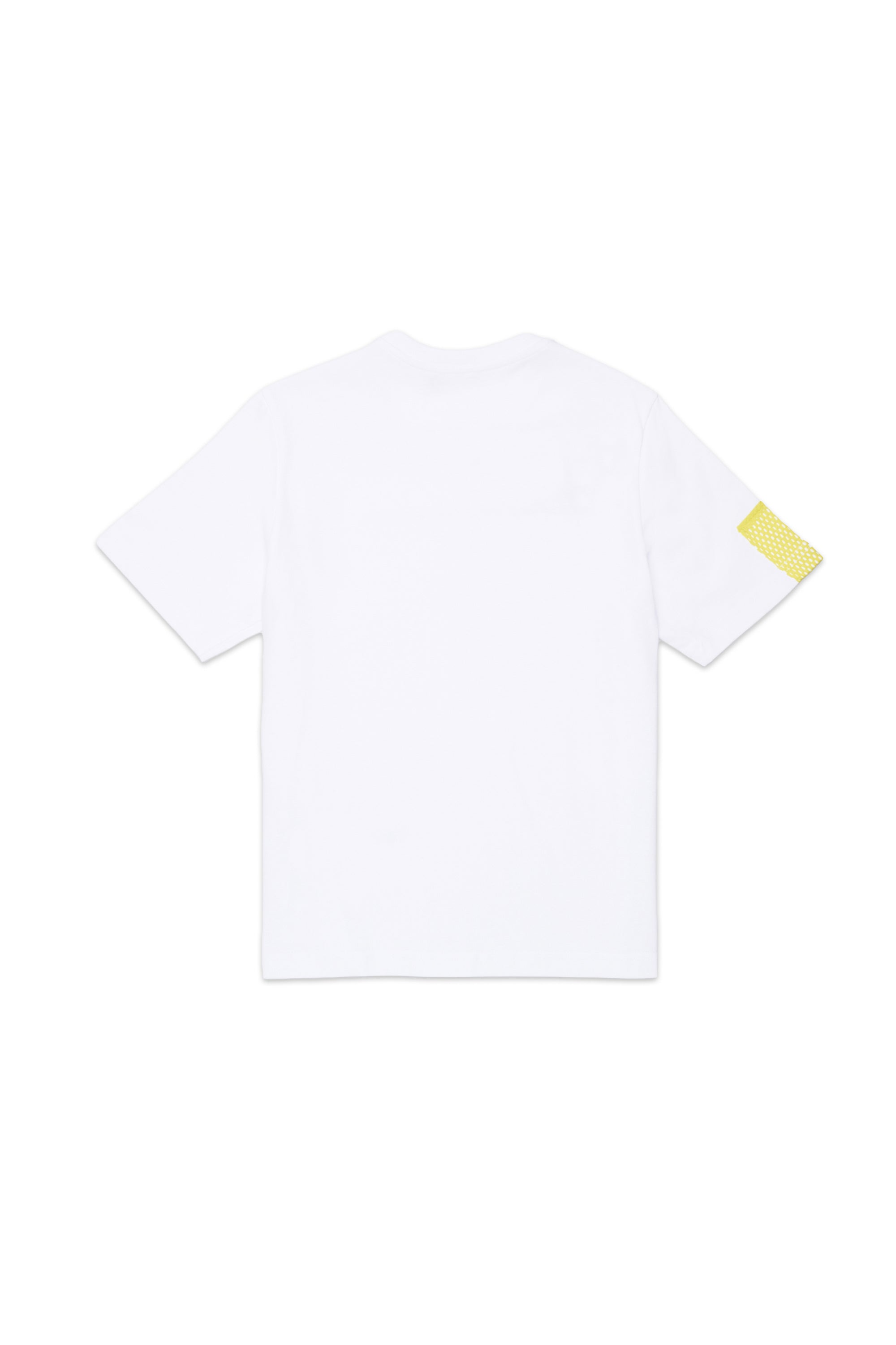 胸にロゴ付きTシャツ