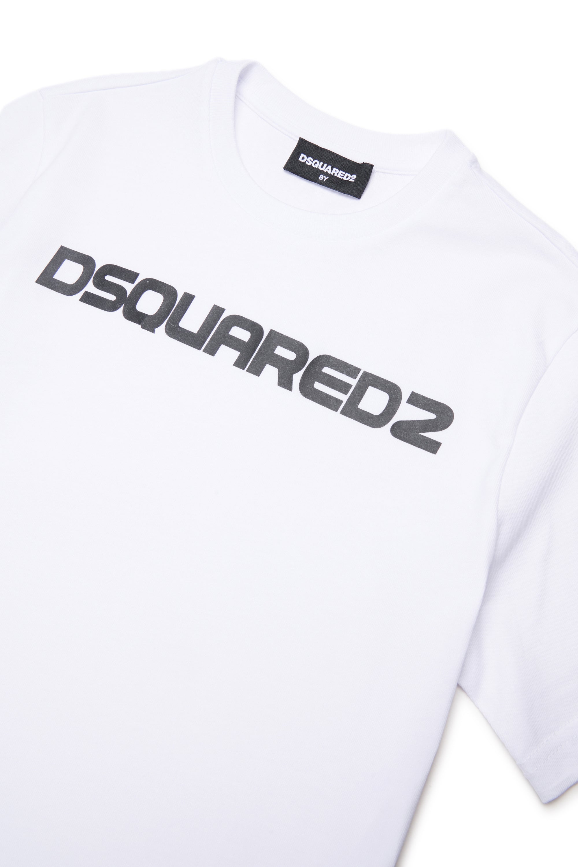胸にロゴ付きTシャツ