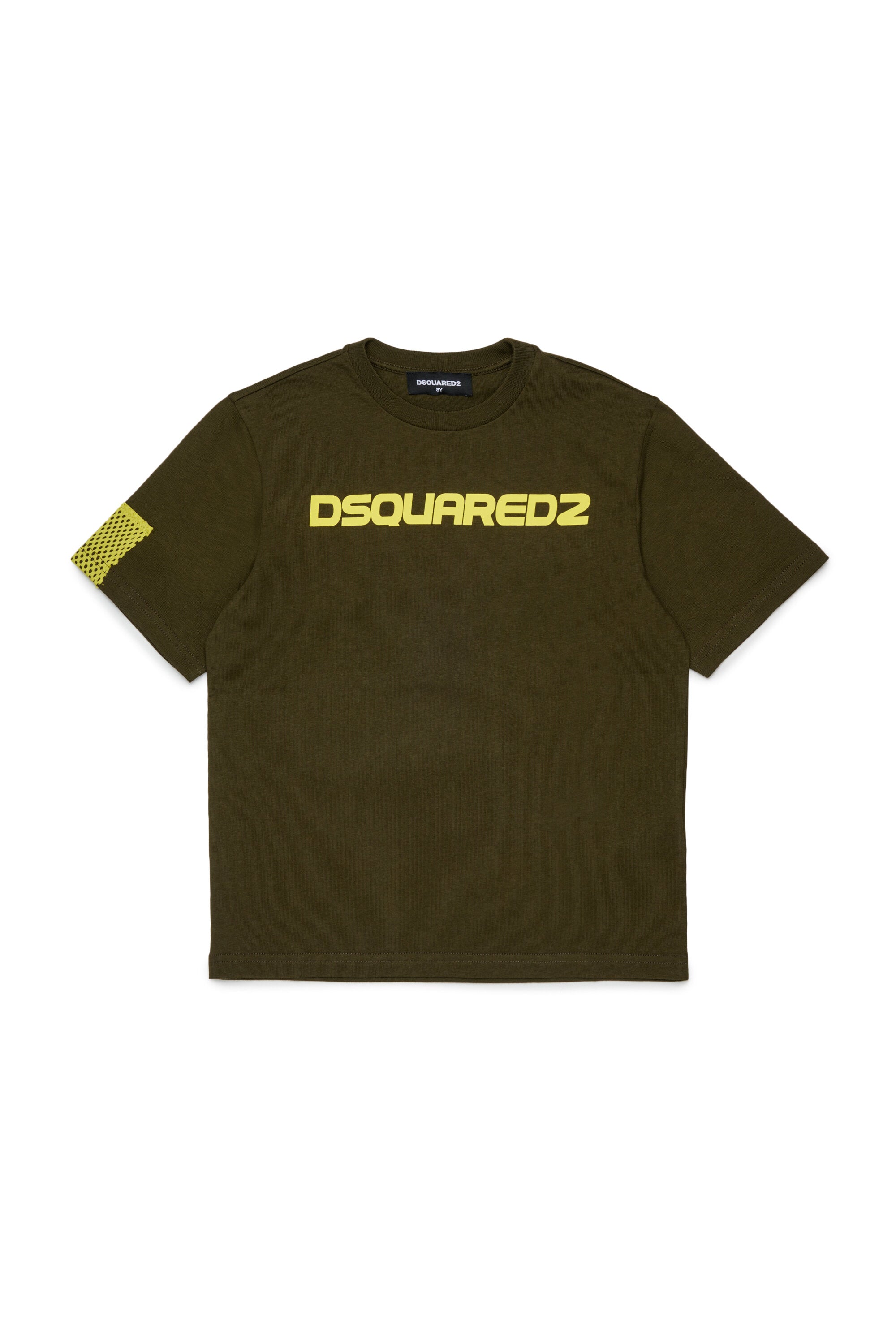 胸にロゴ付きTシャツ