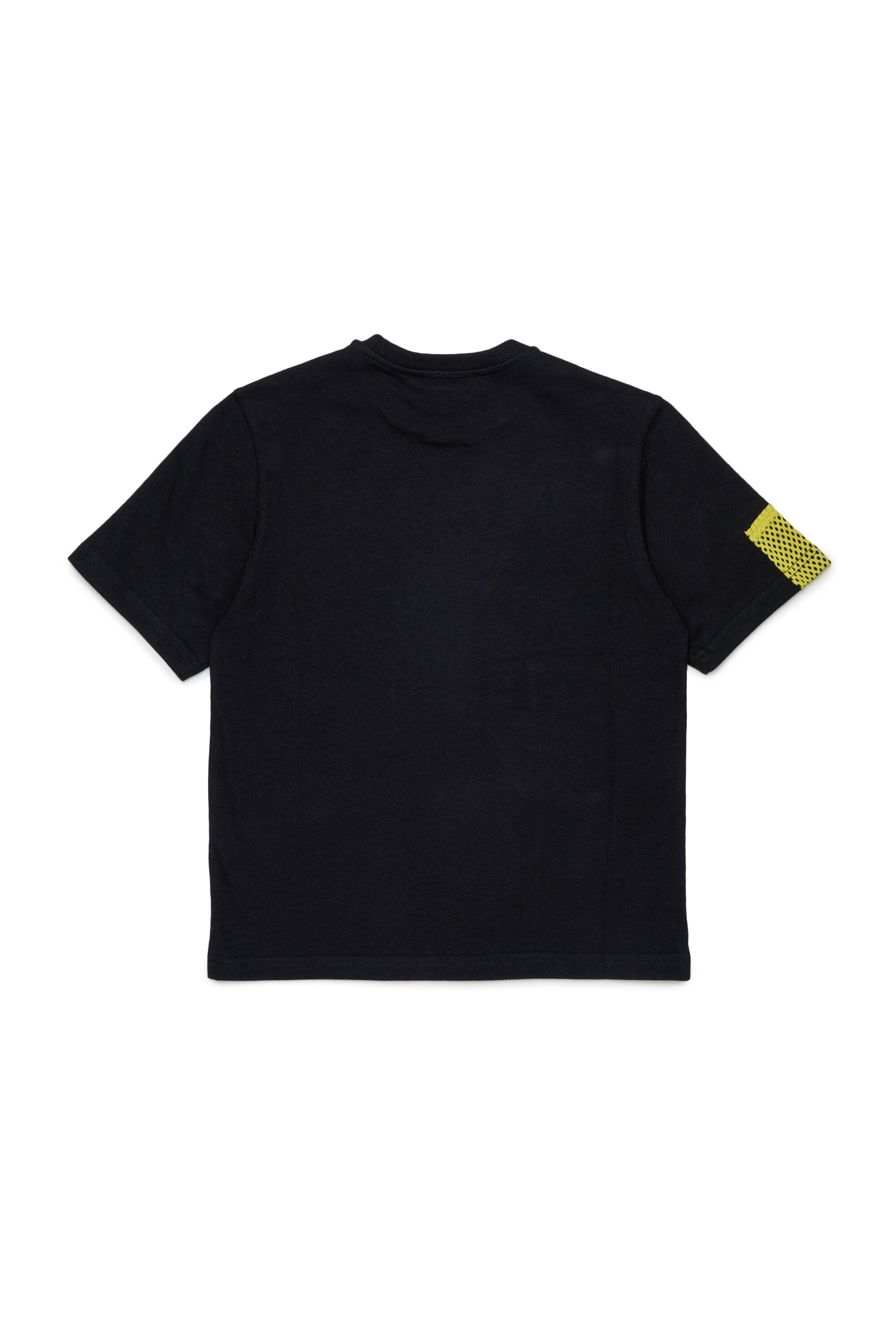 胸にロゴ付きTシャツ
