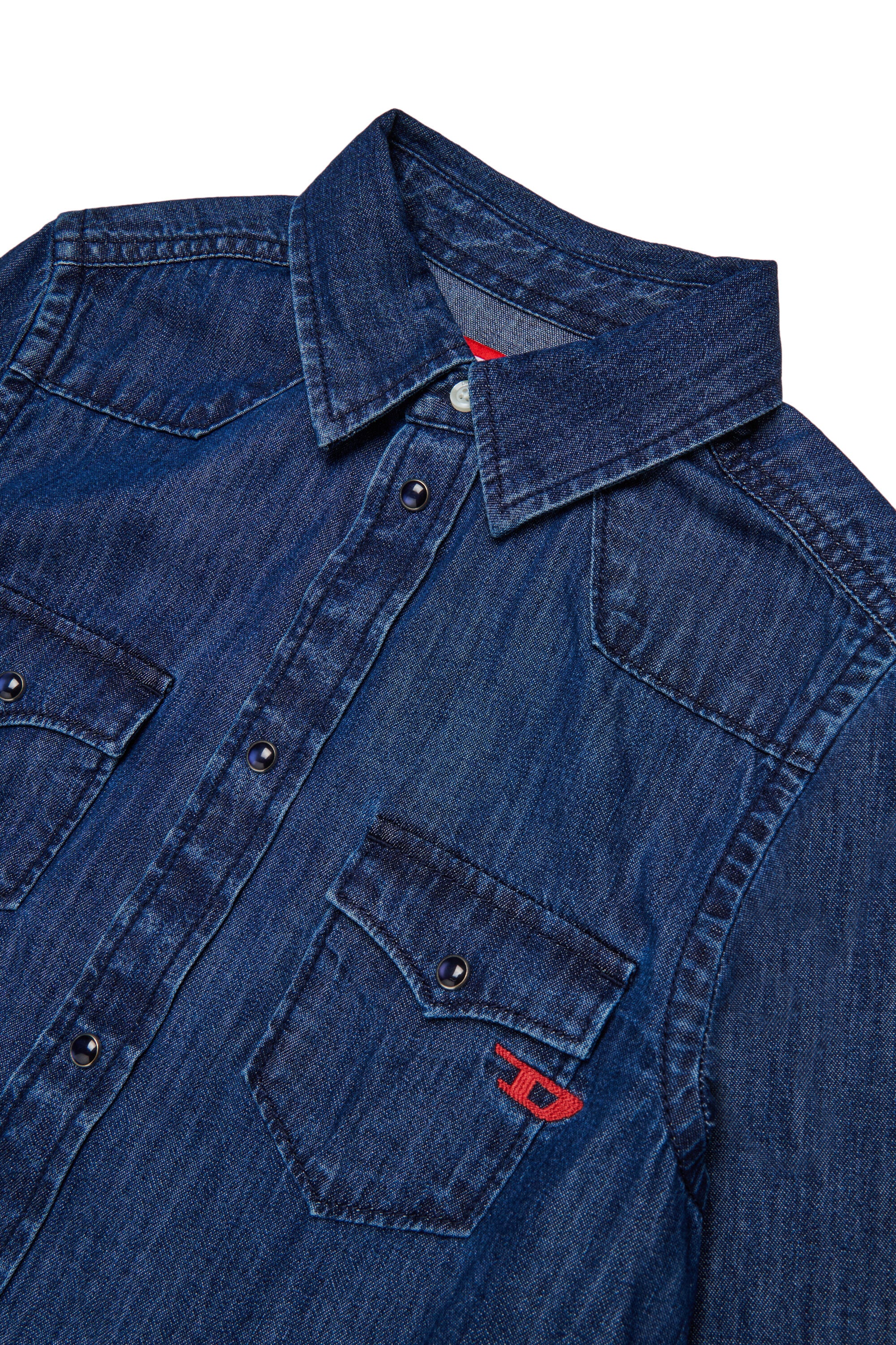 Dの刺繍入りライトブルーデニムシャツ