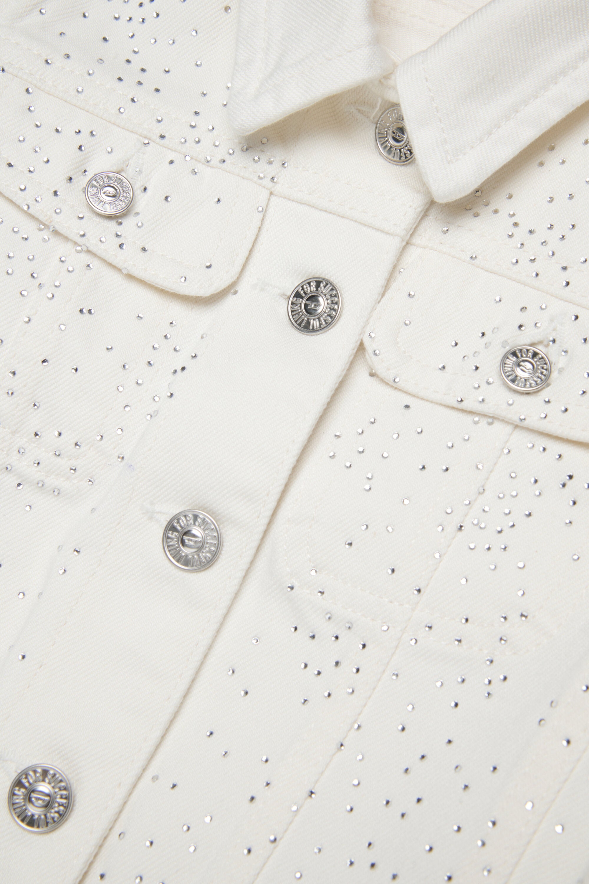 オールオーバーにマイクロスタッズをあしらったデニムジャケット