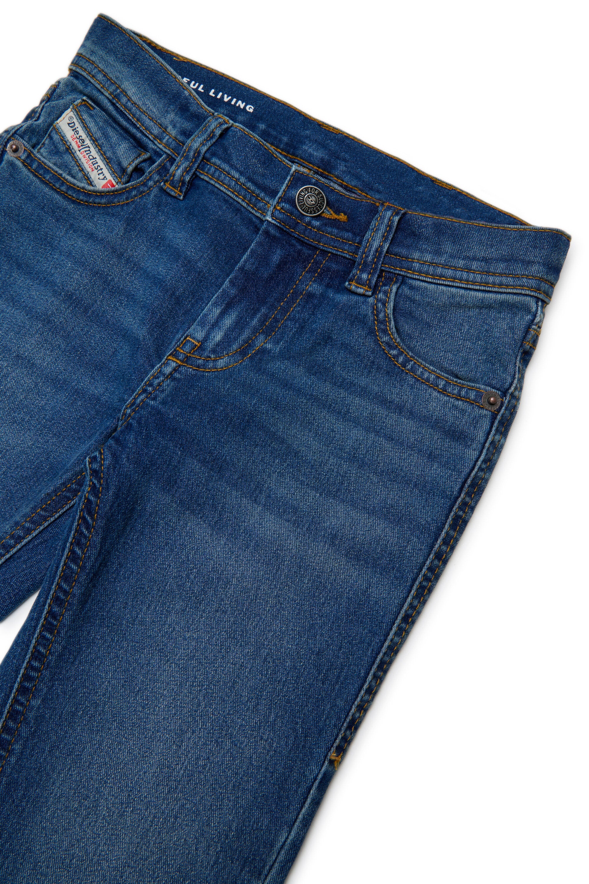 ミディアムブルーのスキニーフィットジーンズ