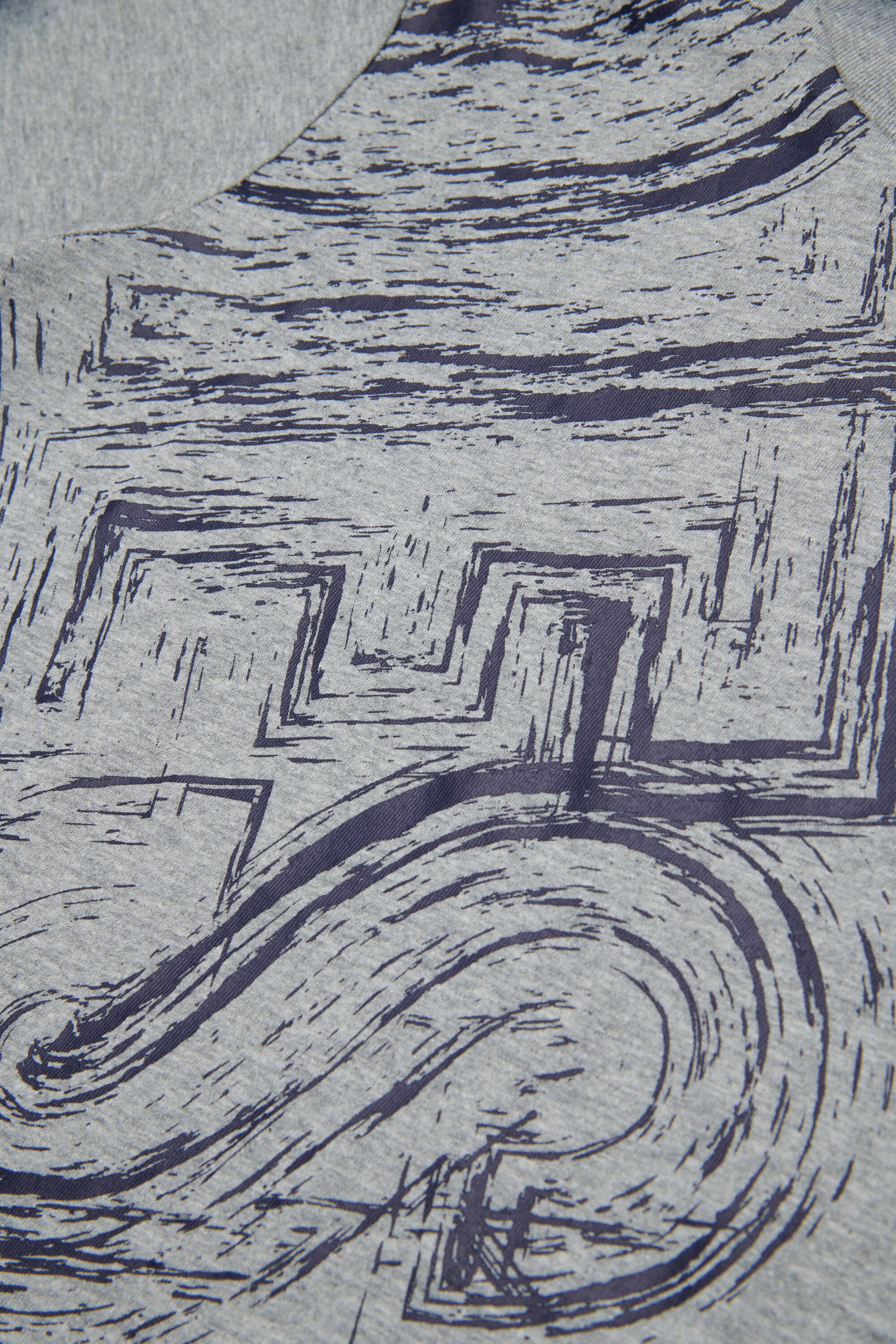 色褪せたロゴ入りジャージーTシャツ