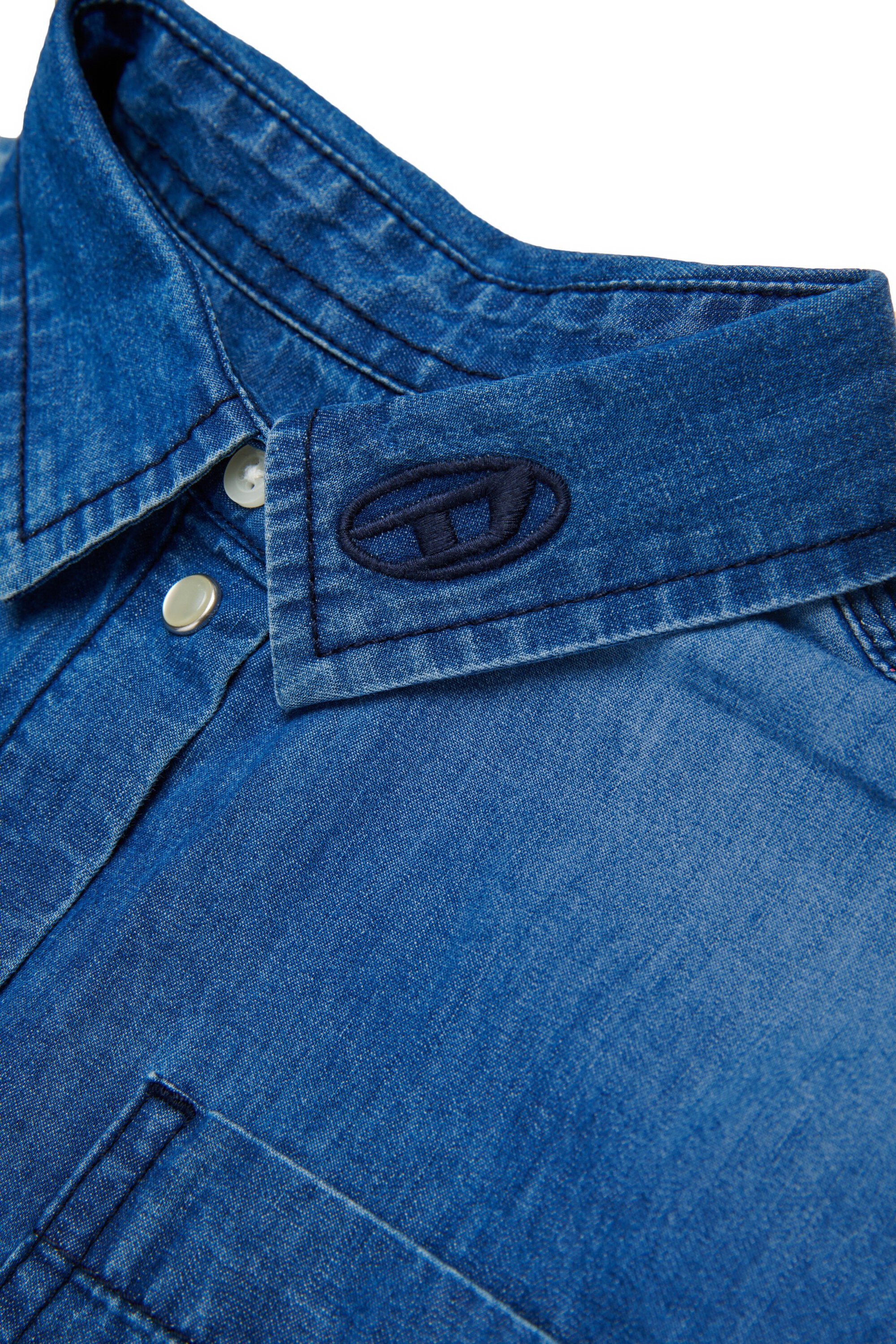 Short-sleeve denim shirt