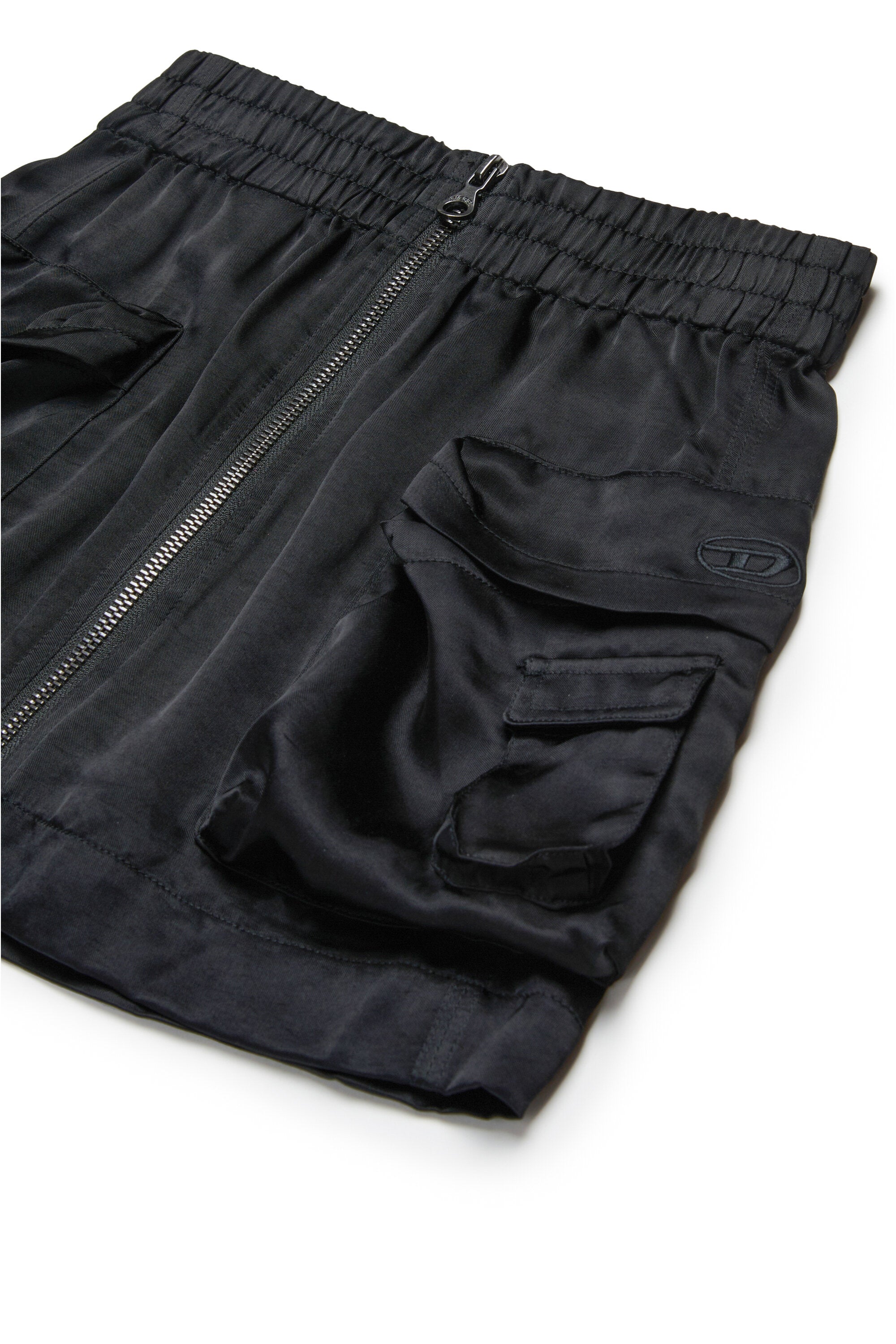 ユーティリティ・スタイルのサテンスカート