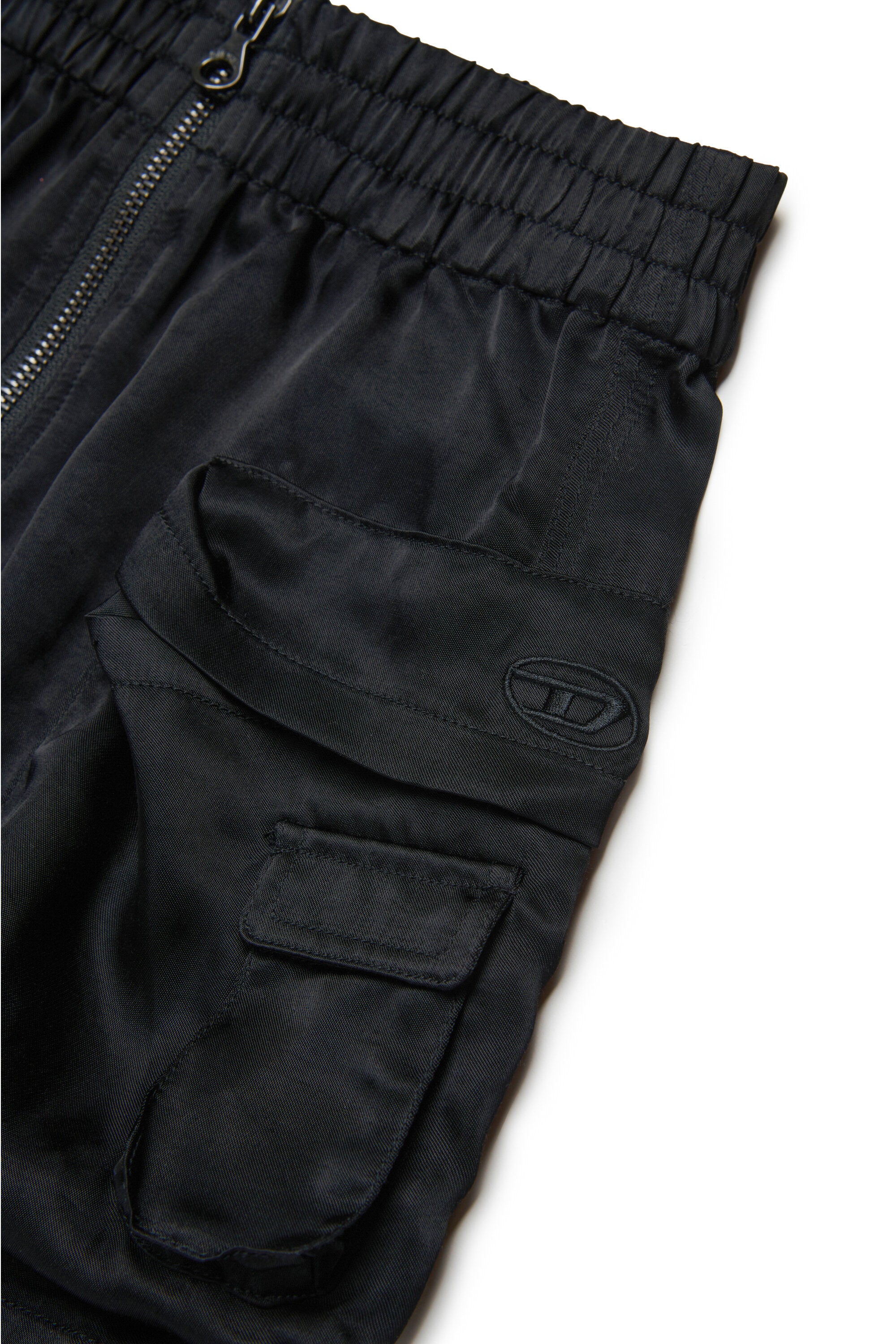 ユーティリティ・スタイルのサテンスカート