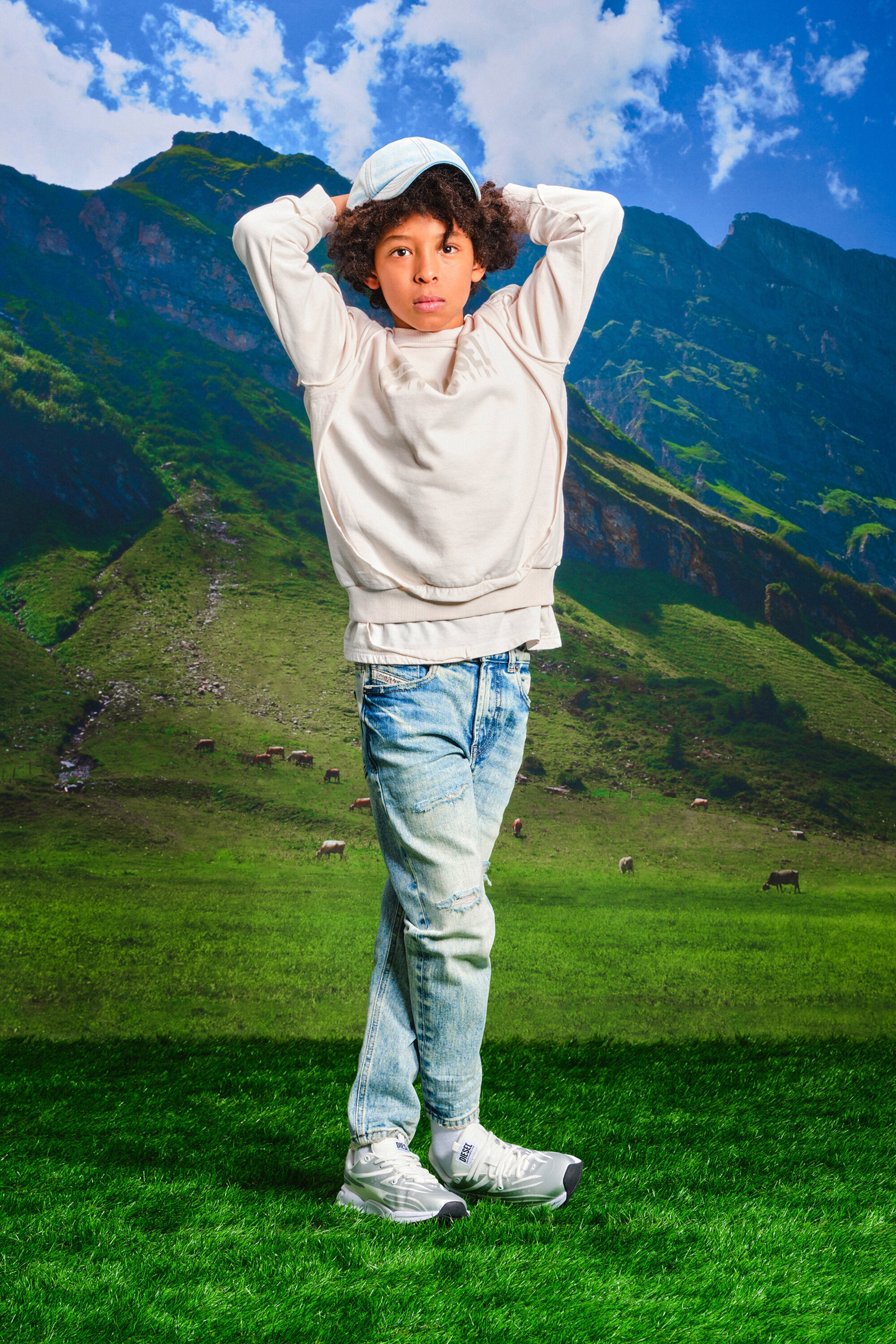 ダメージ加工を施した二重構造のスウェットシャツ