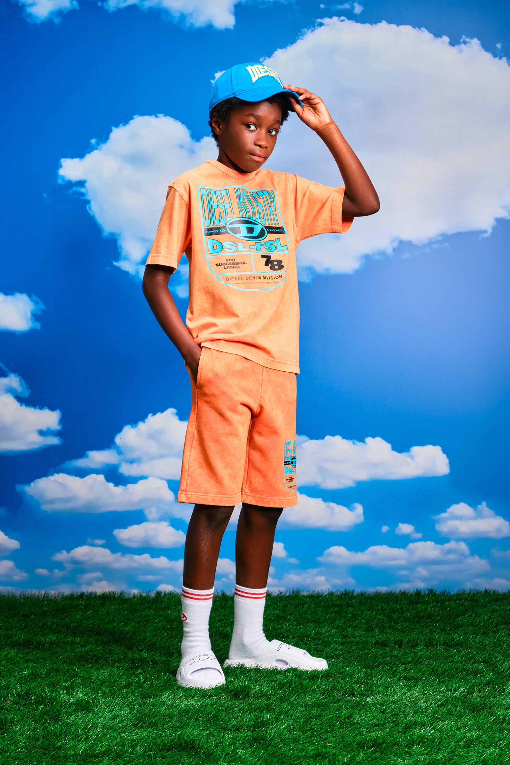 シールドグラフィックの霜降りTシャツ