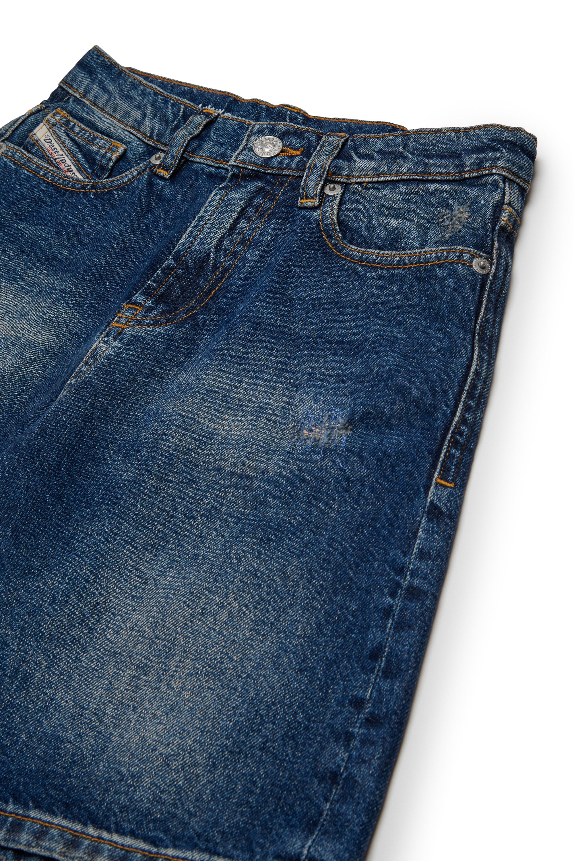 ダーティー加工が施された濃紺のデニムショーツ