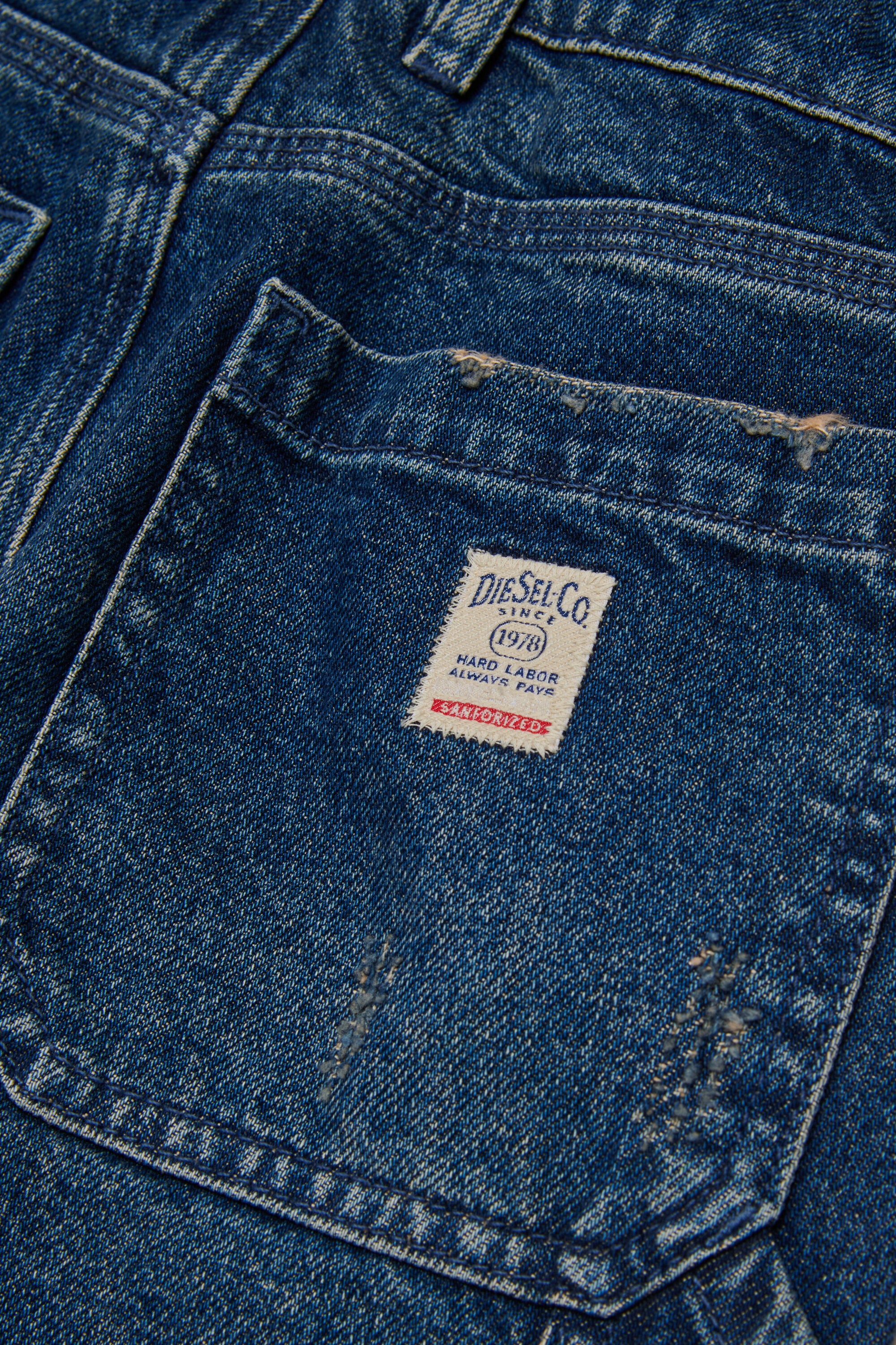 ダーティー加工を施した濃紺のリラックスジーンズ - D-Argjx Work