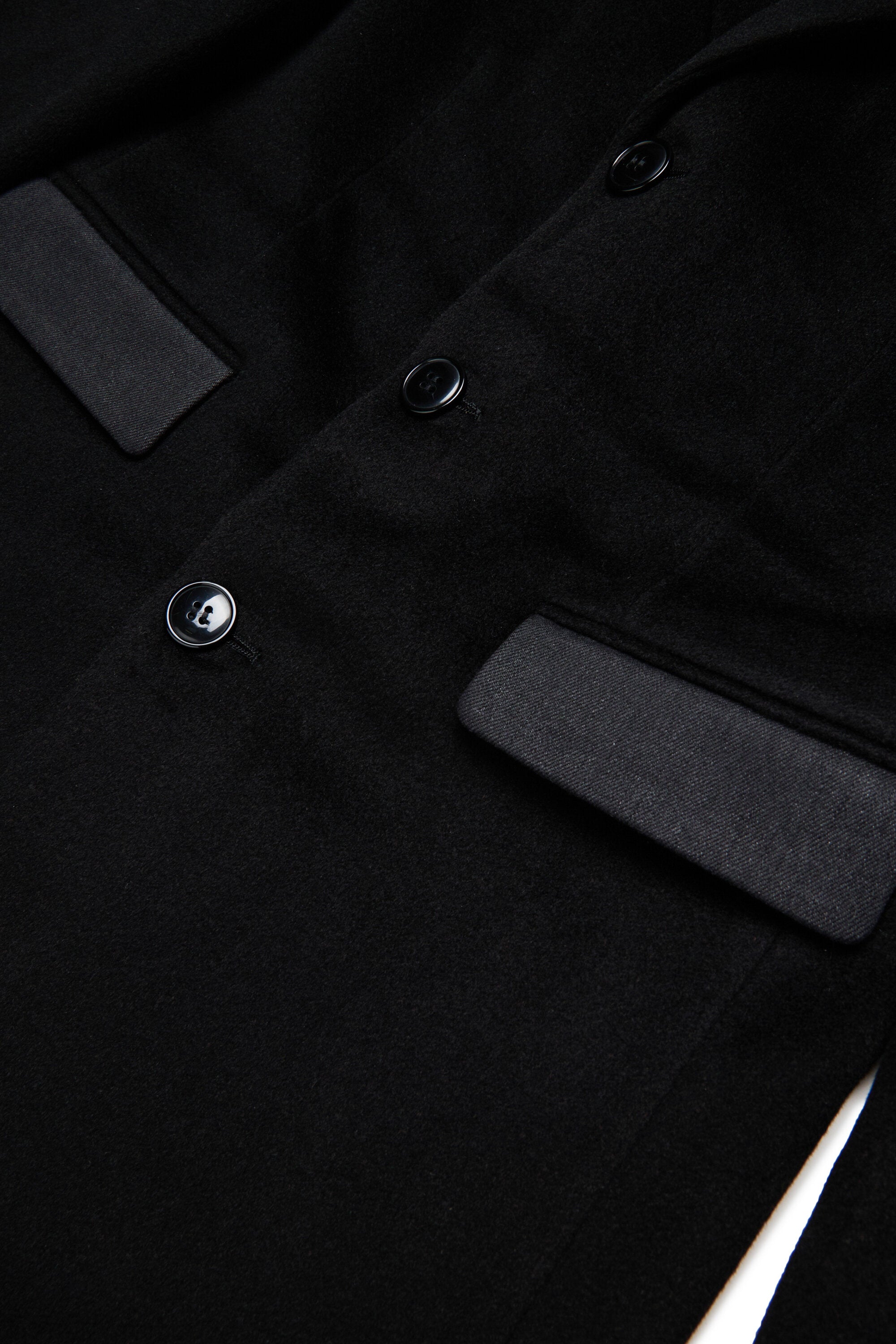 デニムディテールのシングルブレストコート