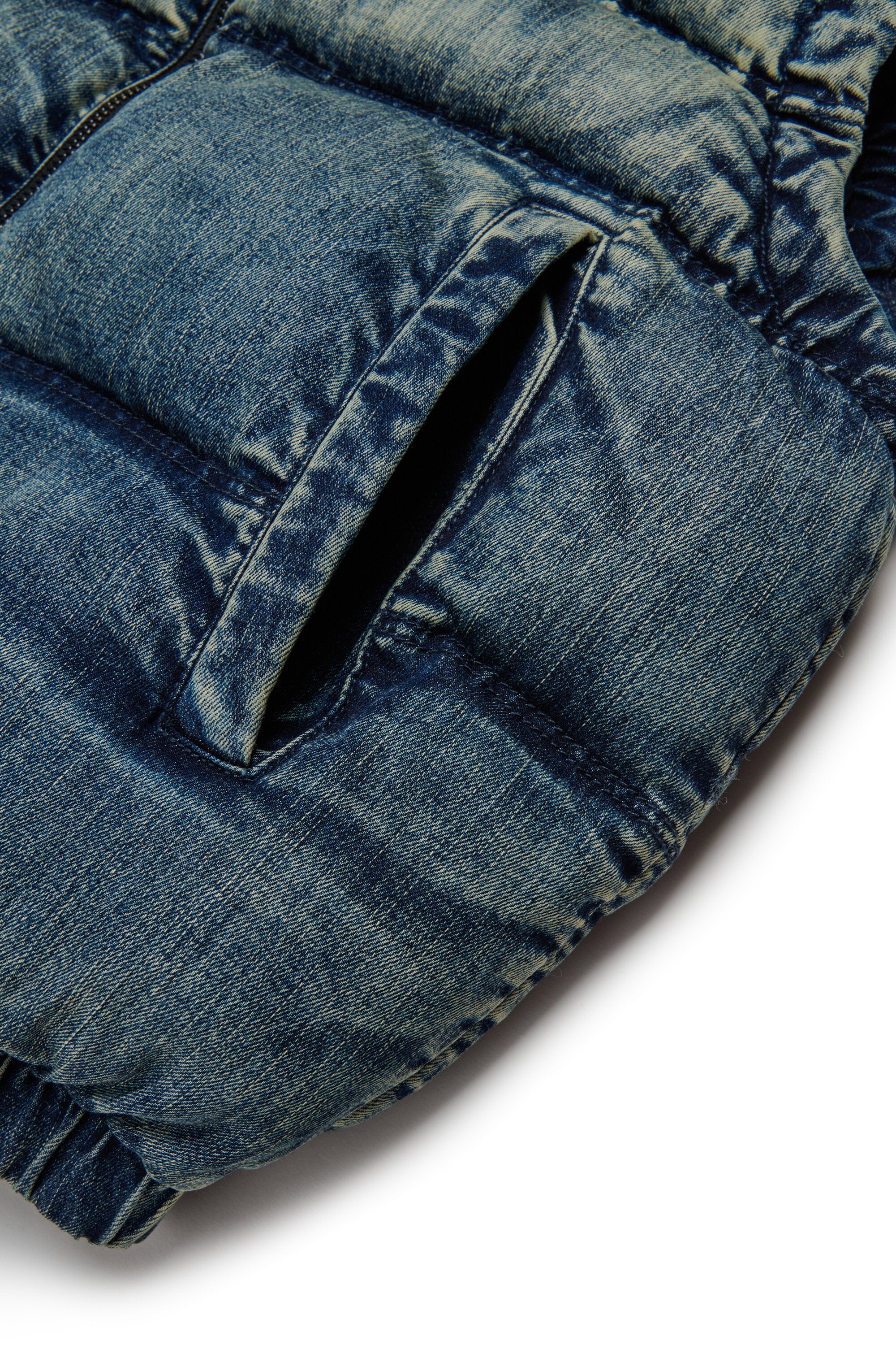 ダーティーエフェクトデニムのパッド入りショートベスト