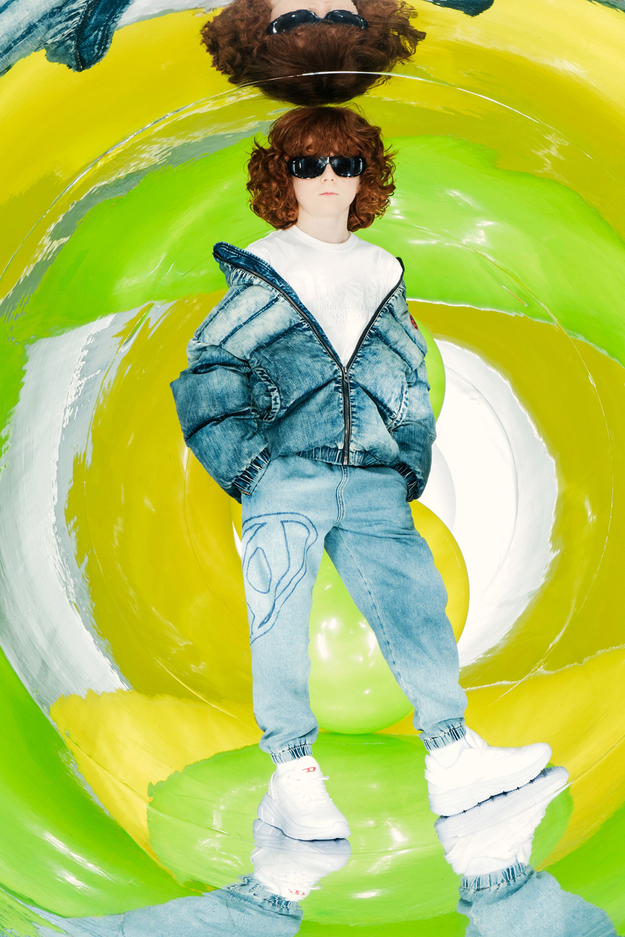 ダーティーエフェクトデニムのパッド入りショートジャケット