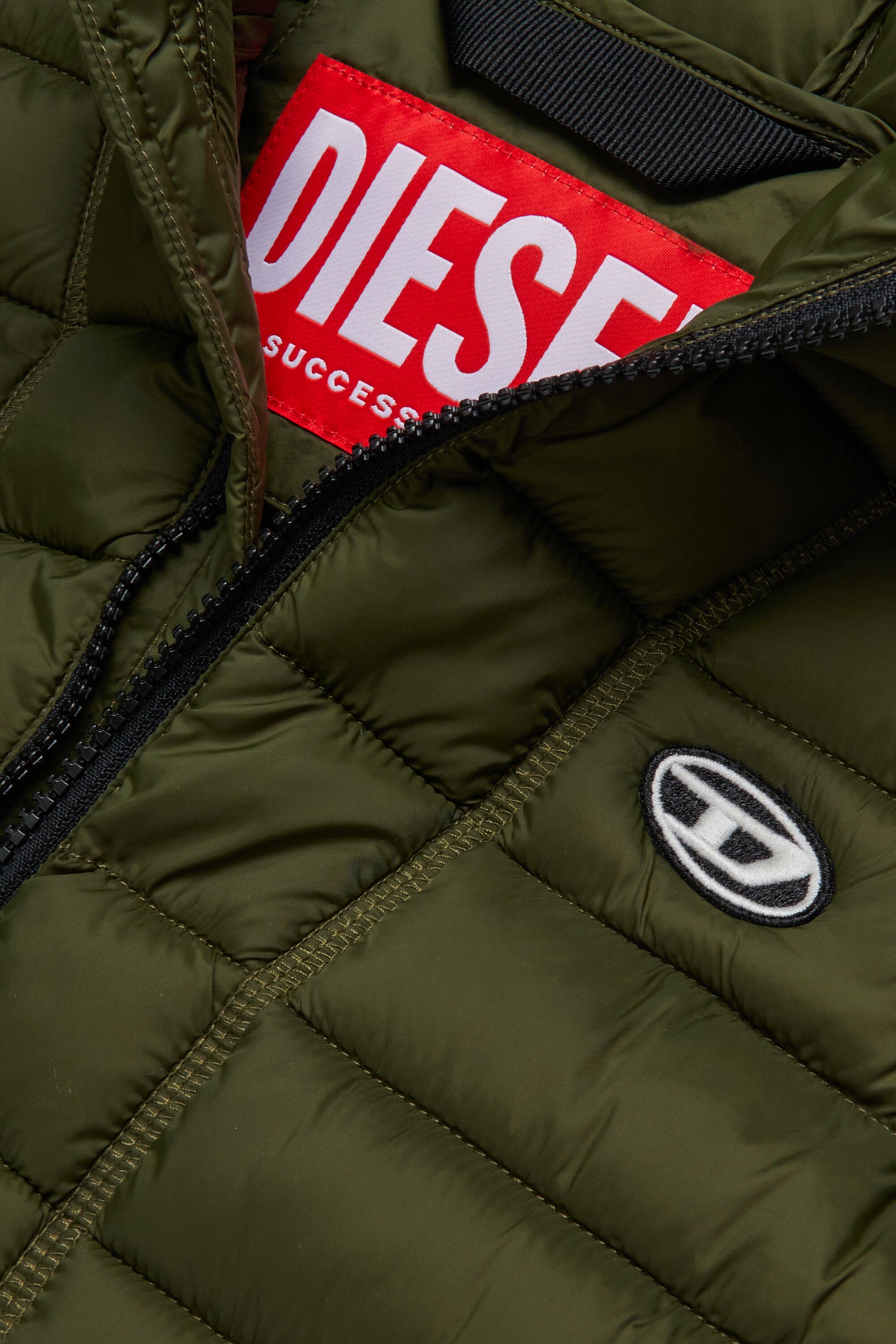 ロゴ入り軽量フード付きベスト オーバルD