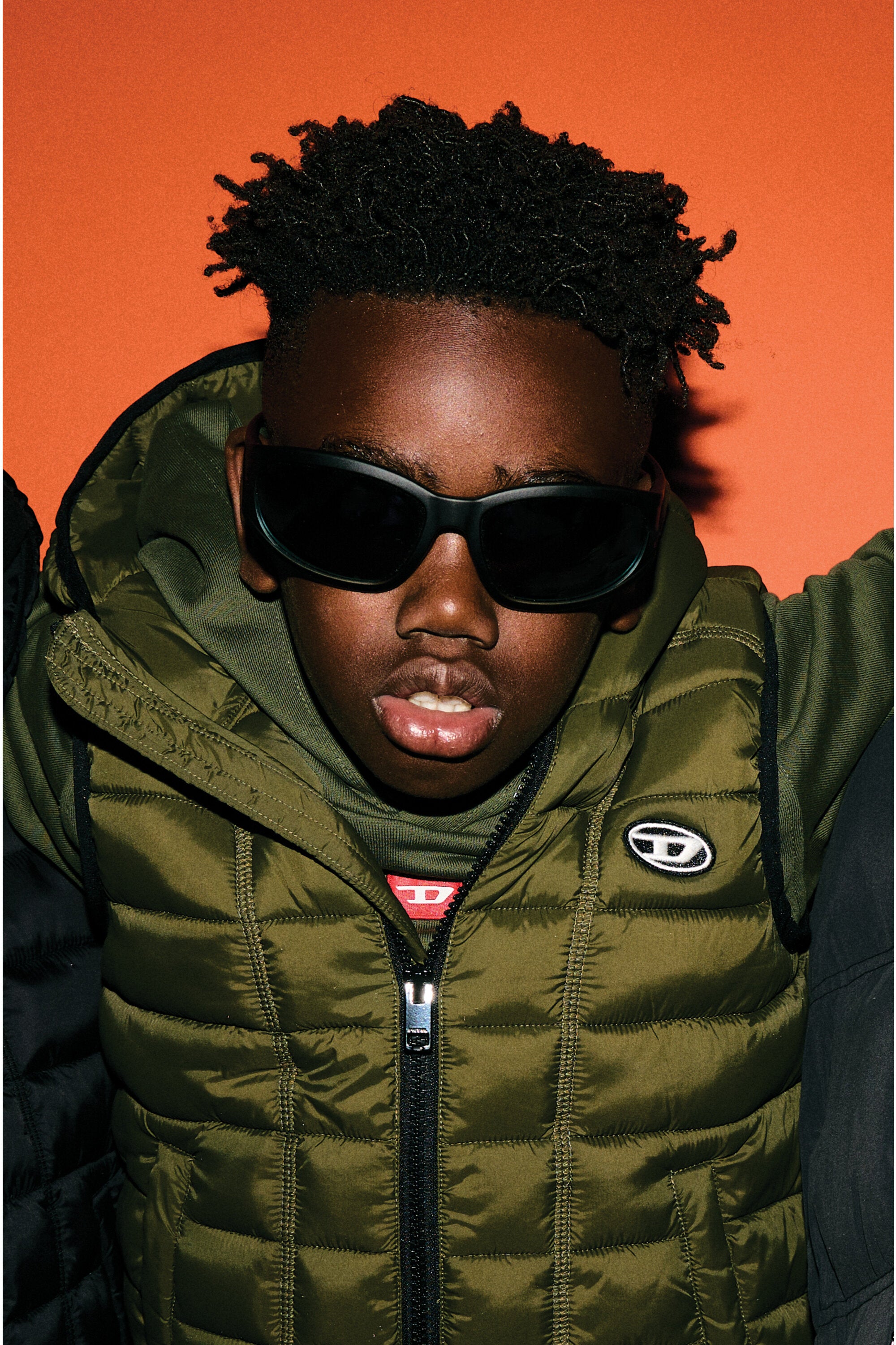 ロゴ入り軽量フード付きベスト オーバルD