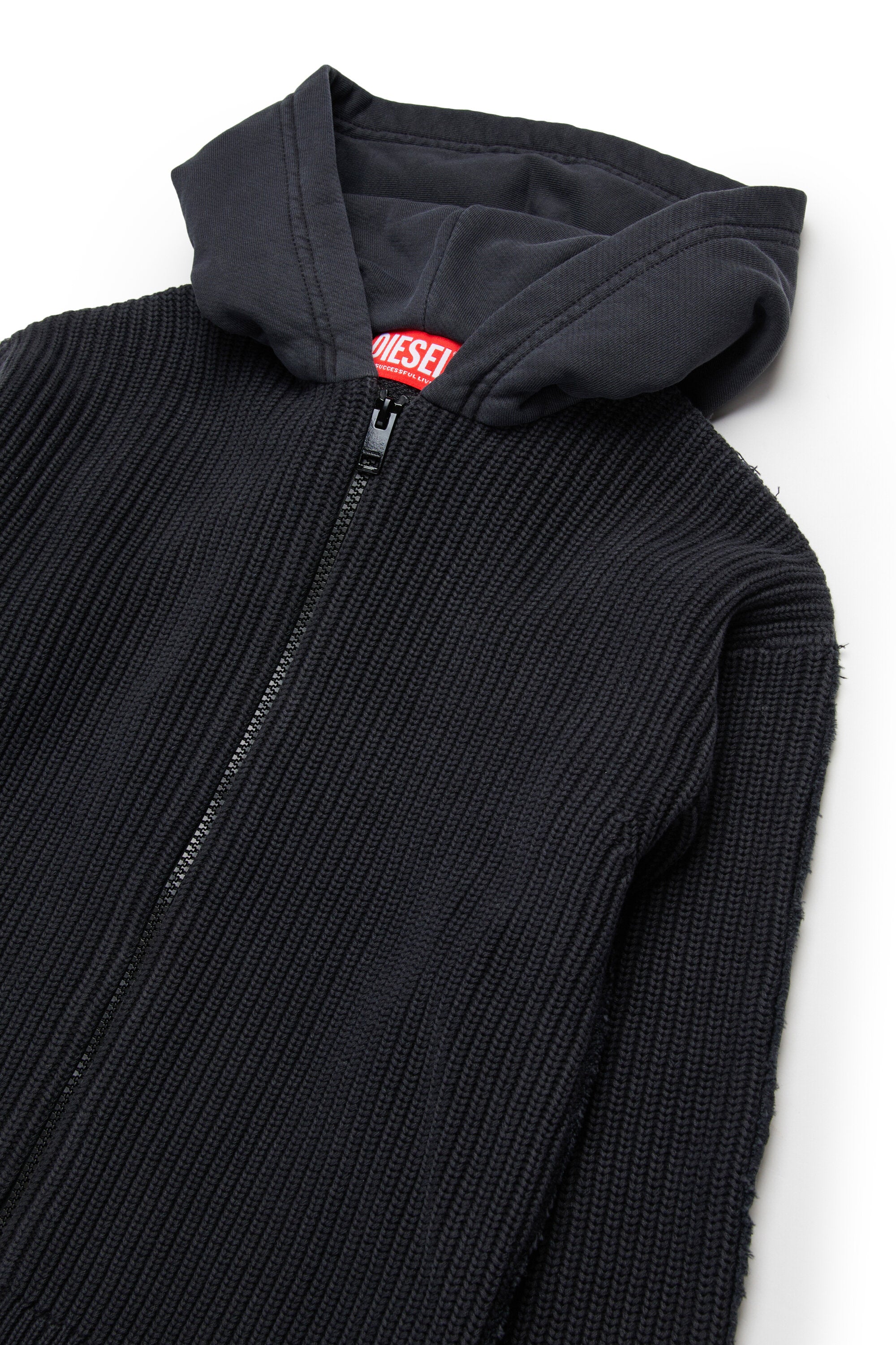 ニットセーター、フード付きスウェットシャツ