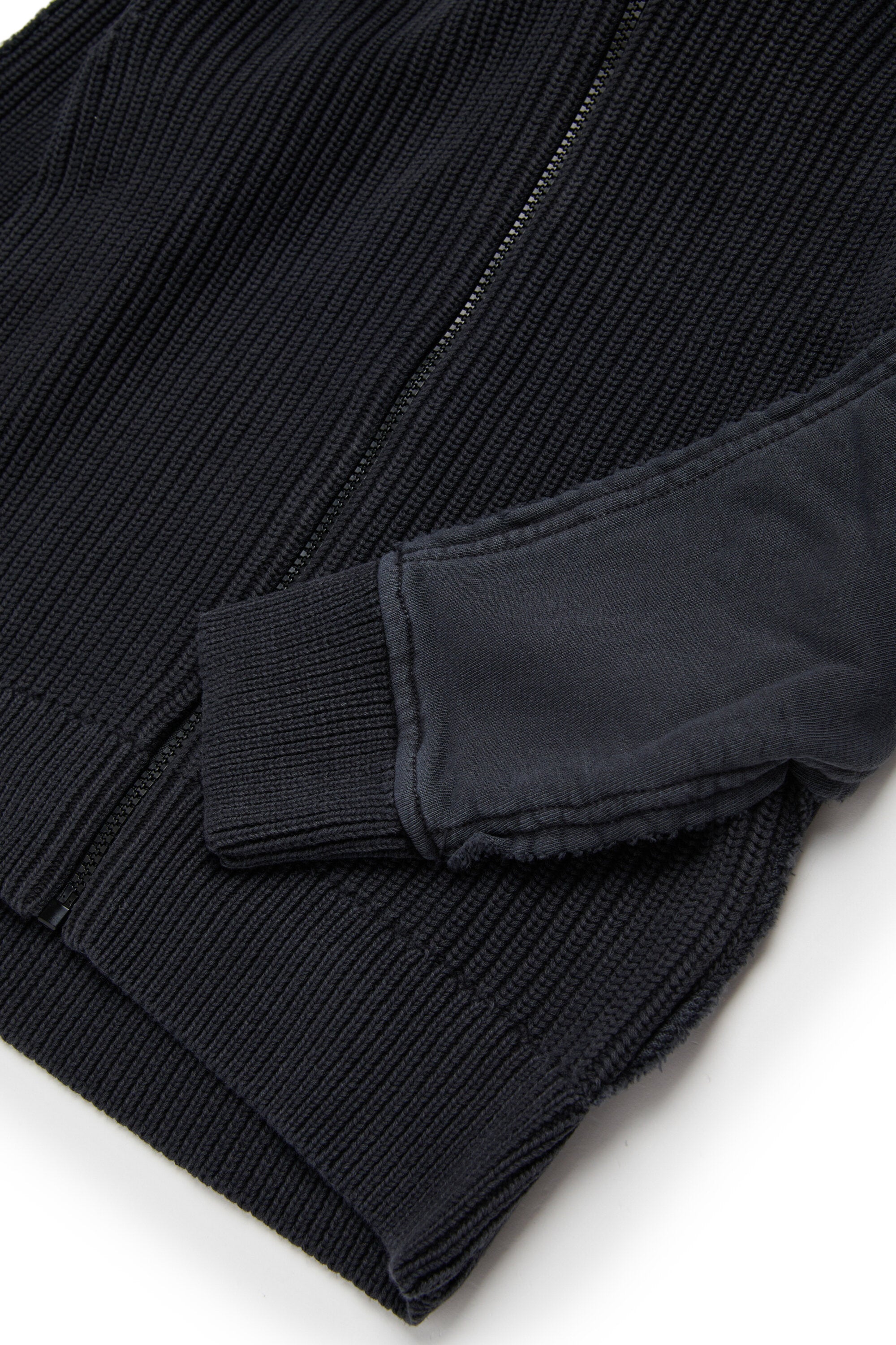 ニットセーター、フード付きスウェットシャツ