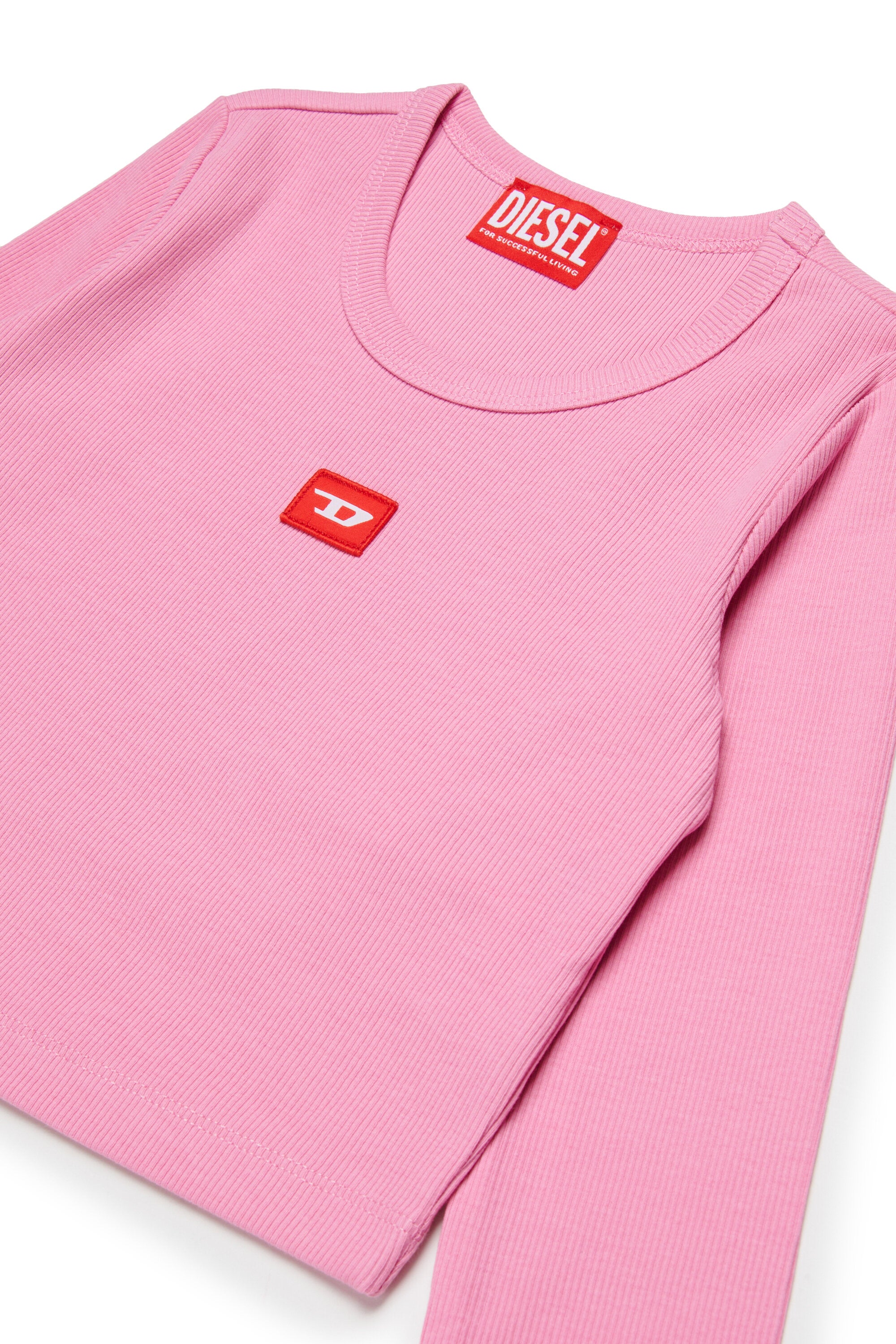 レッドDパッチ付きストレッチジャージー素材Tシャツ