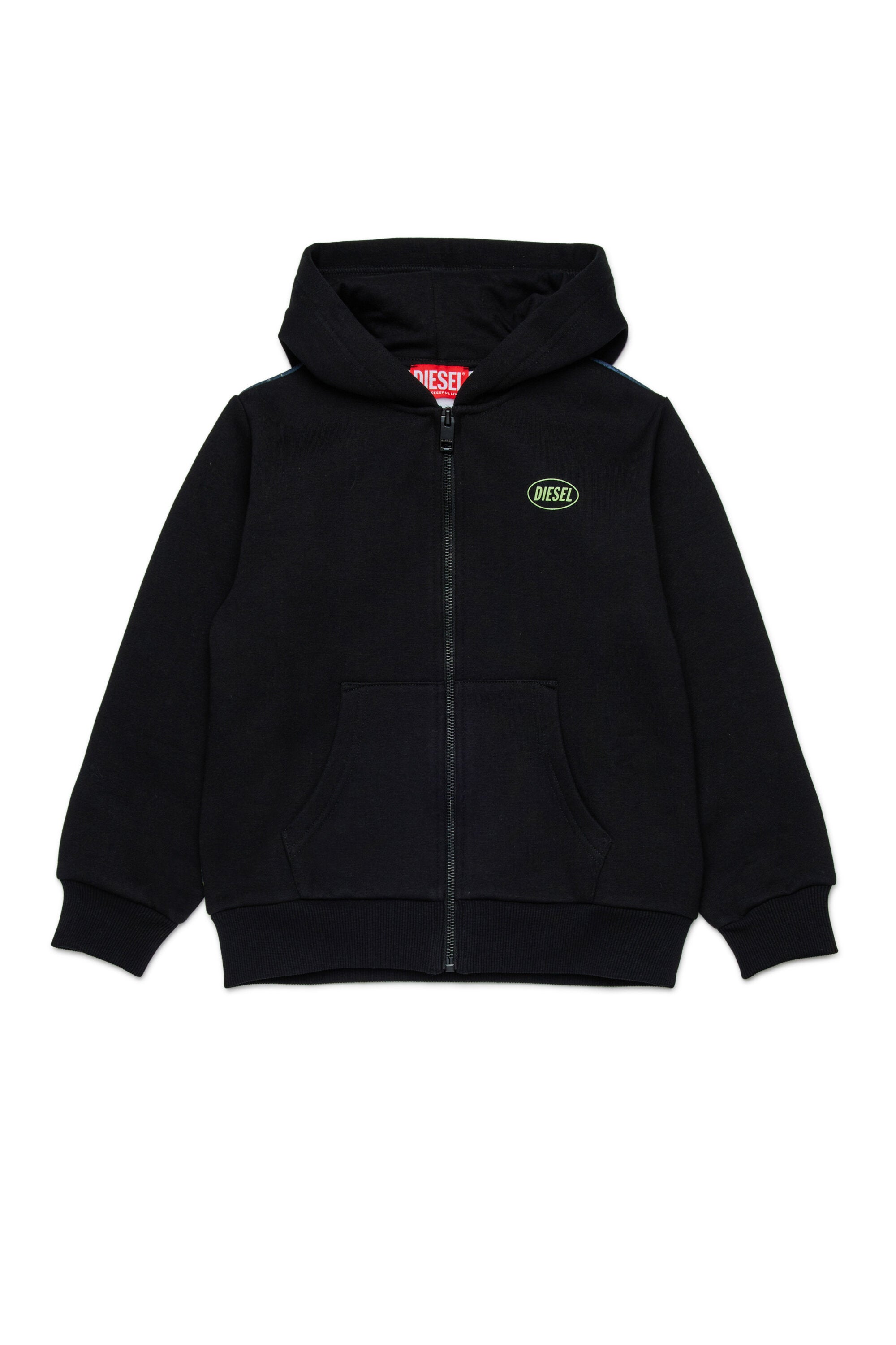 ジッパー付きスウェットシャツにピクセル加工を施したウルフのグラフィック。