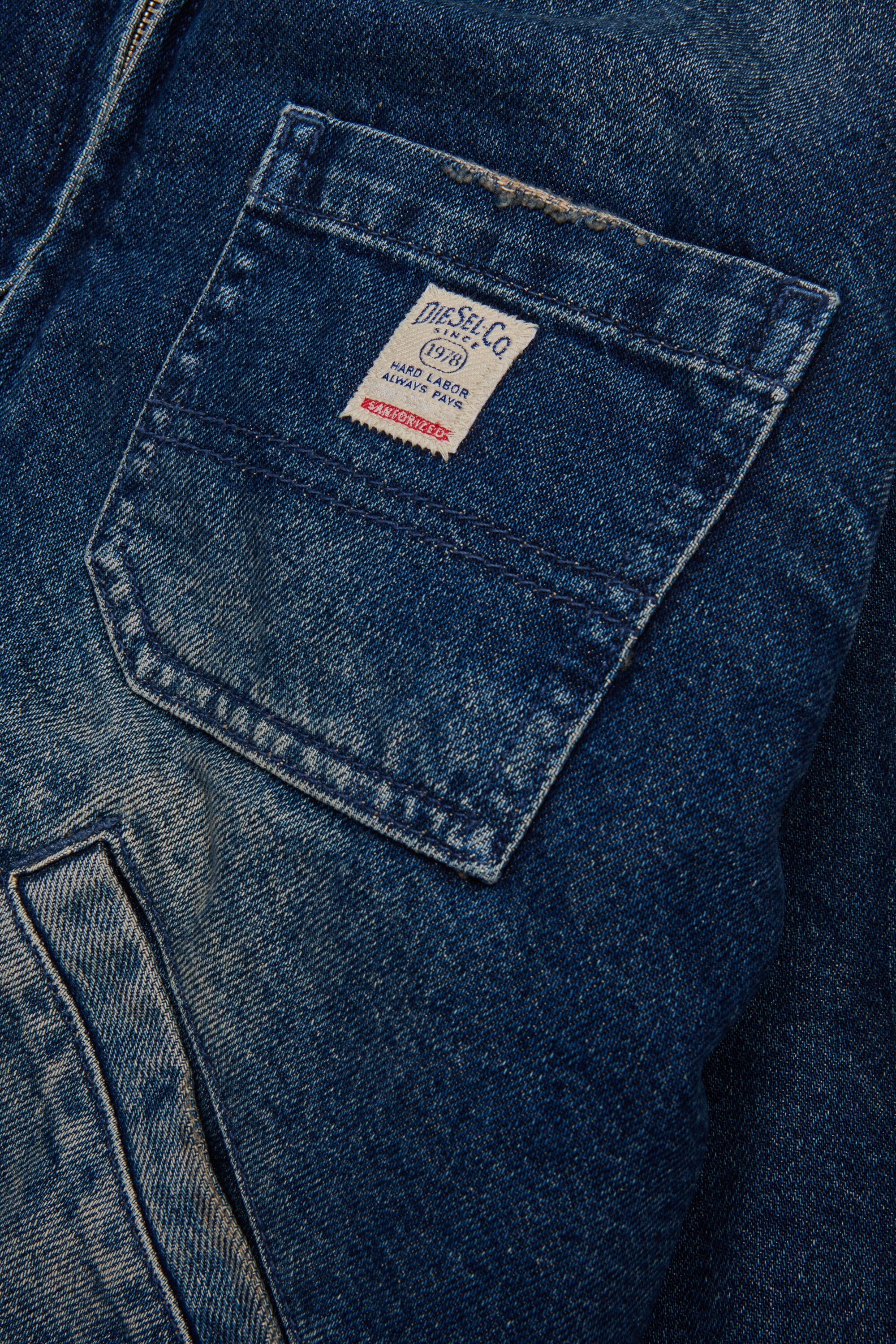 テディ襟のダーティー・エフェクト・デニム・トラッカージャケット