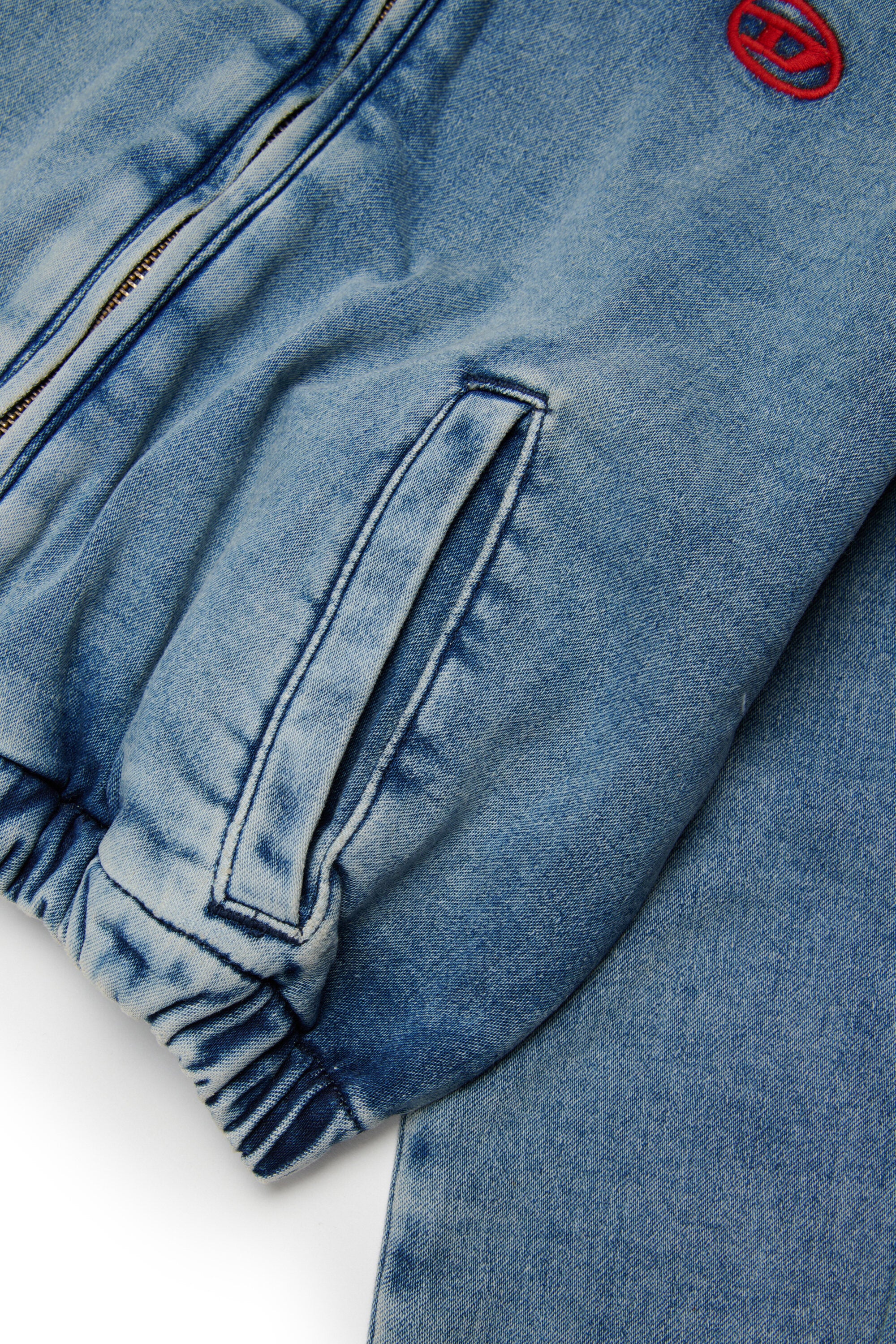 ロゴ刺繍入りデニムジャケット