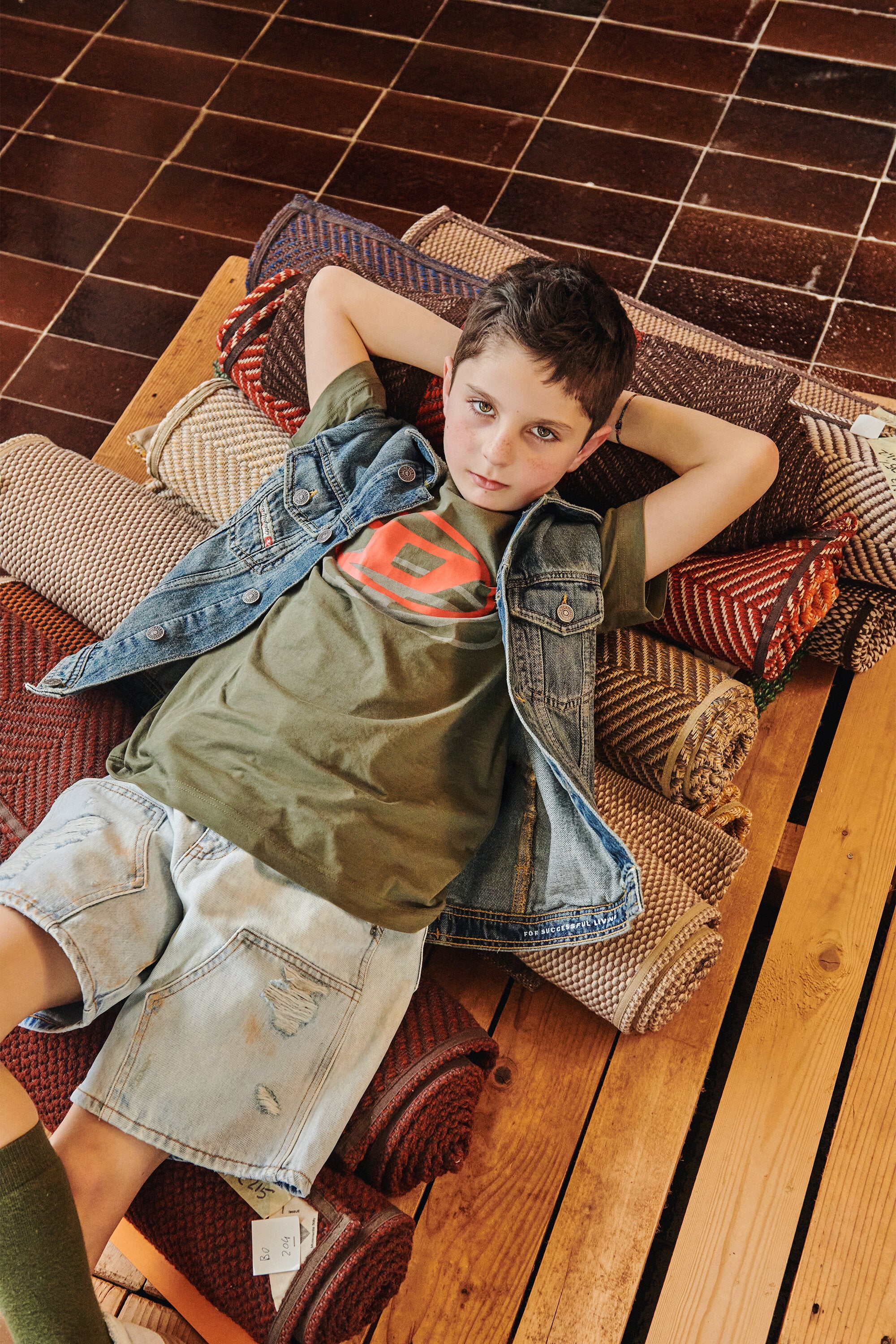 ロゴプリント入りデニムジレ