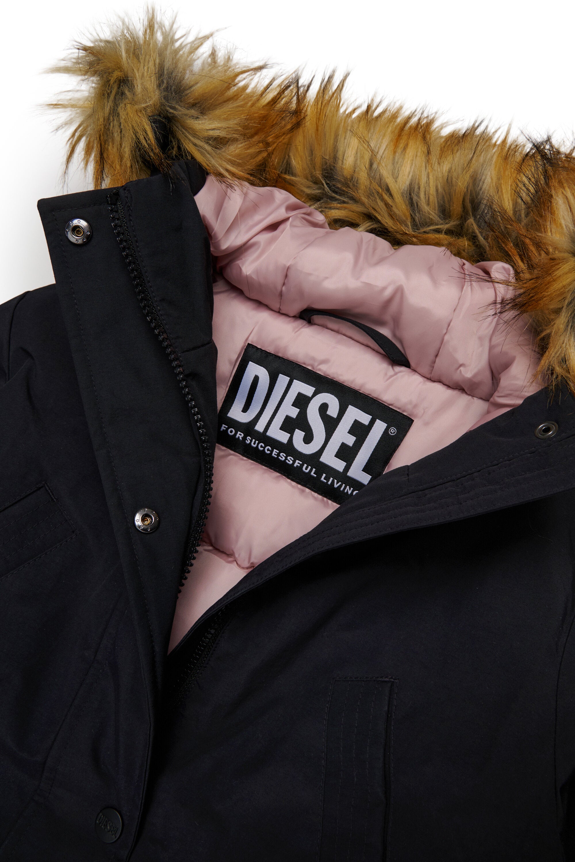 フェイクファー付きフードとポケット付きの中綿ジャケット