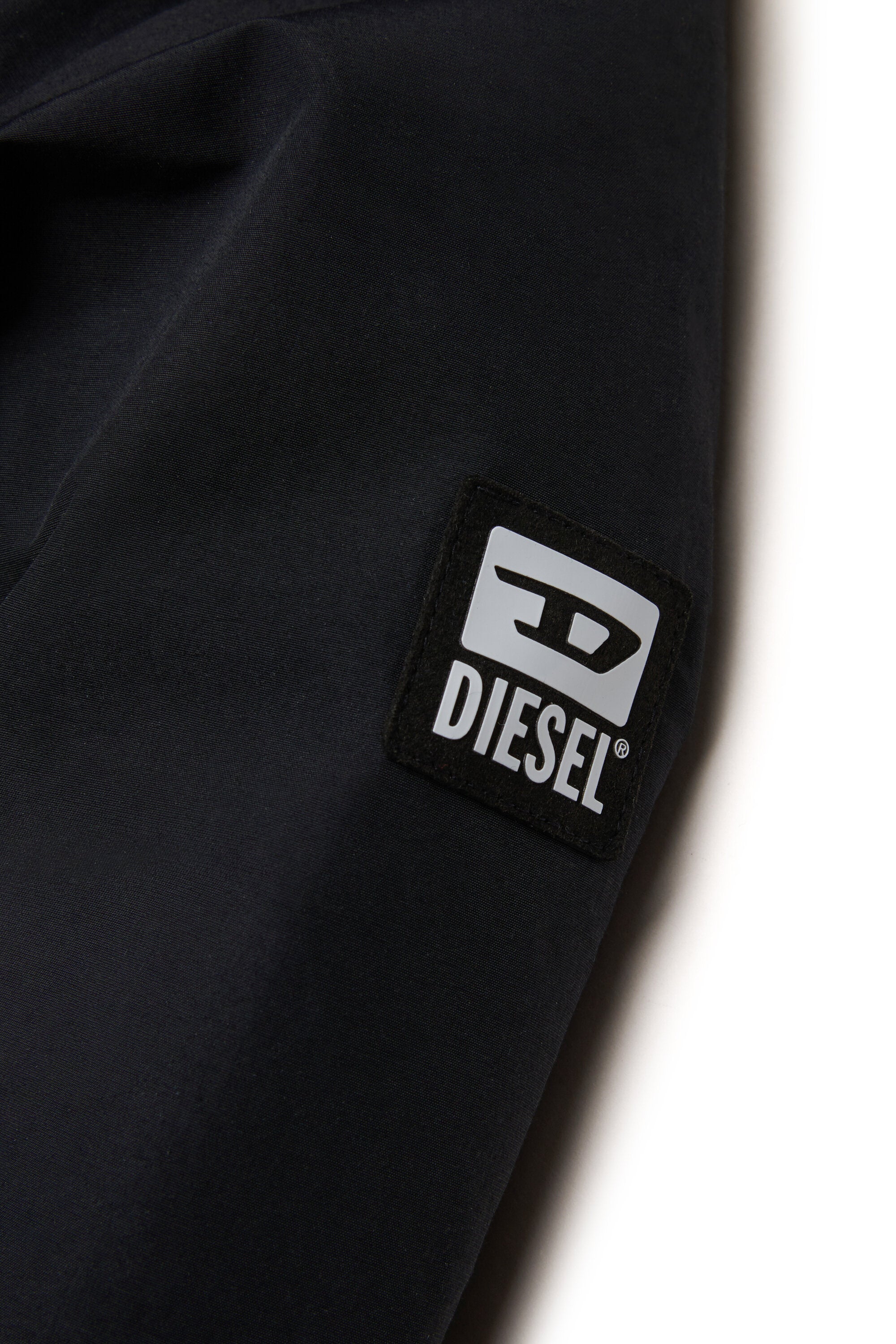 フェイクファー付きフードとポケット付きの中綿ジャケット