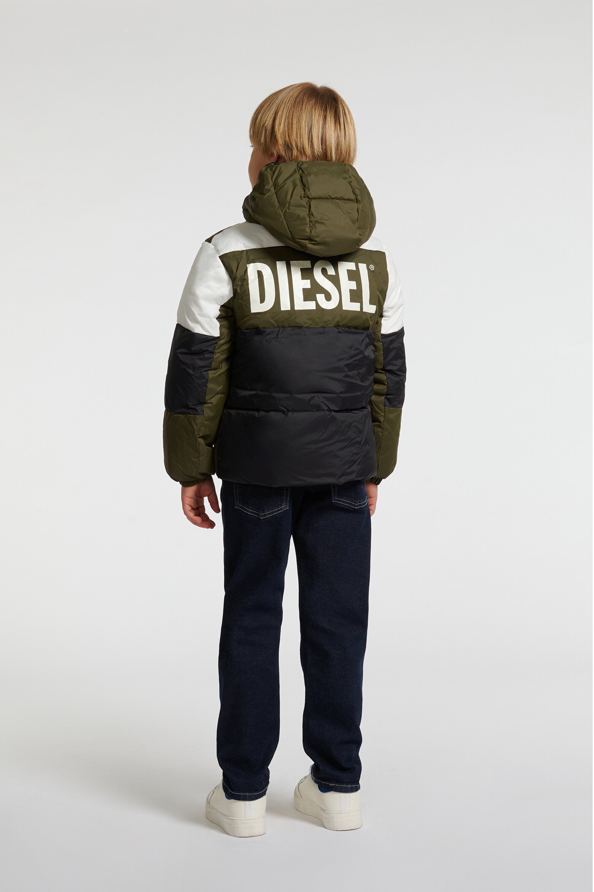 カラーブロックデザインのロゴ入り中綿ジャケット