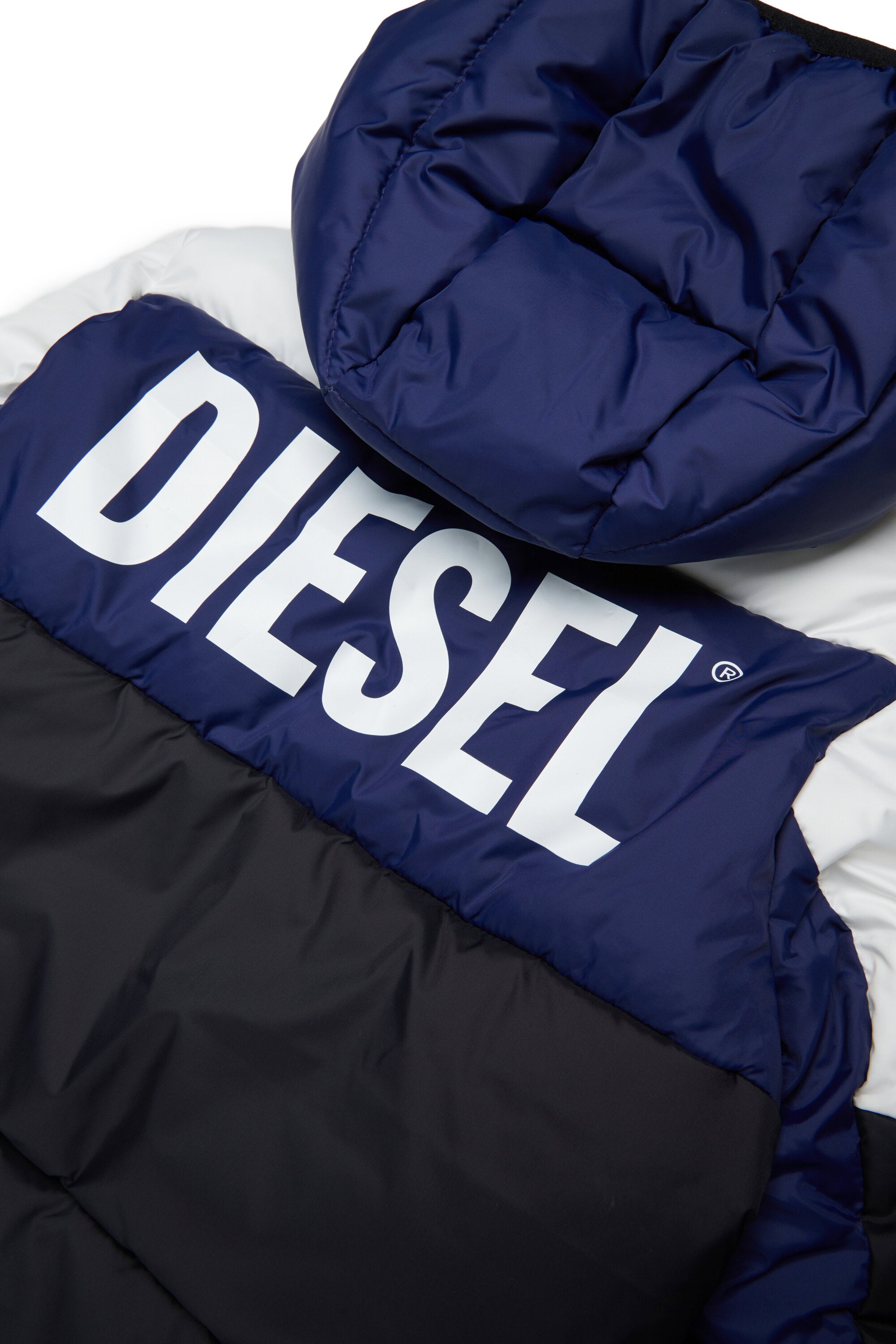 カラーブロックデザインのロゴ入り中綿ジャケット