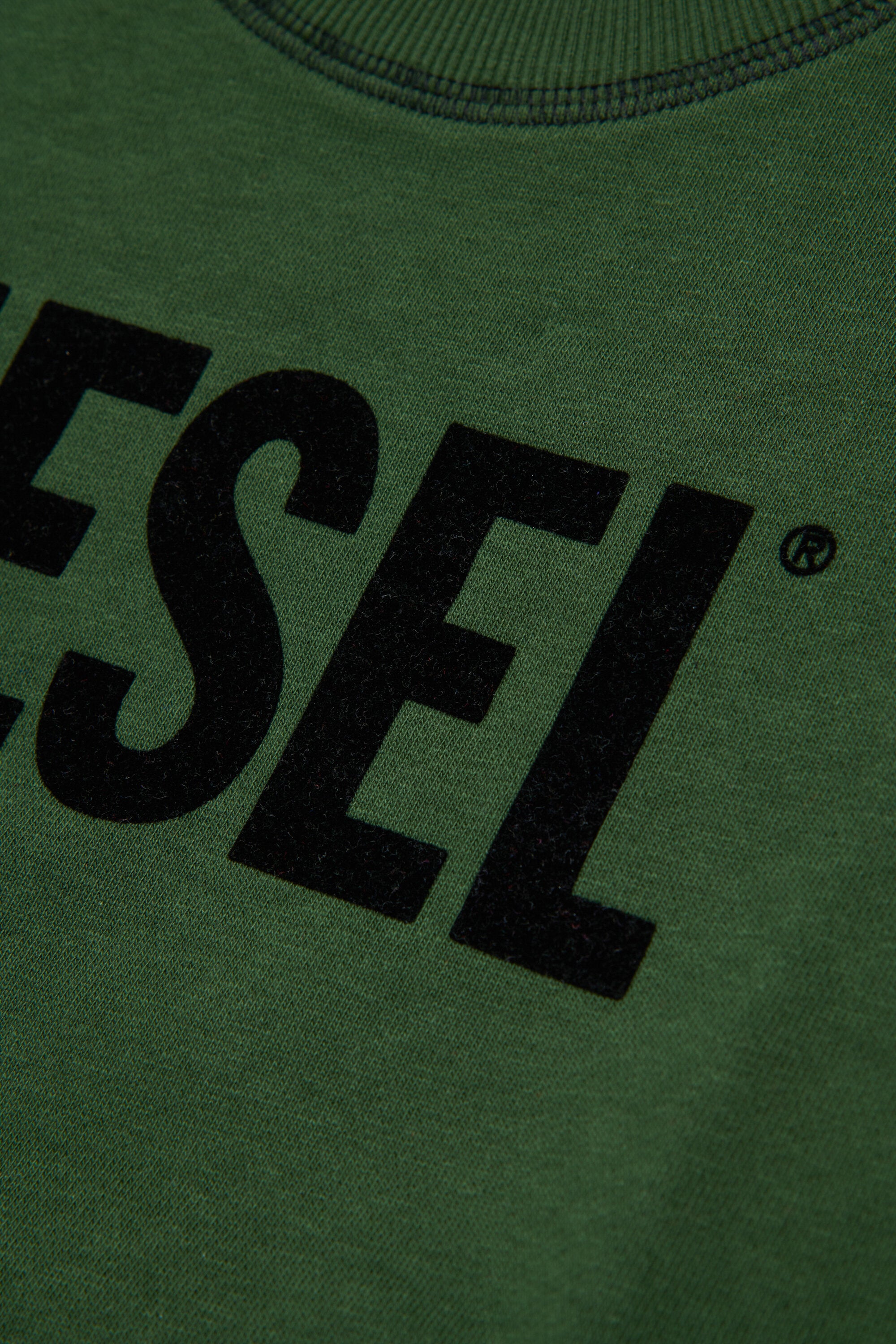 Dieselロゴ入りカンガルーポケット付きスウェット