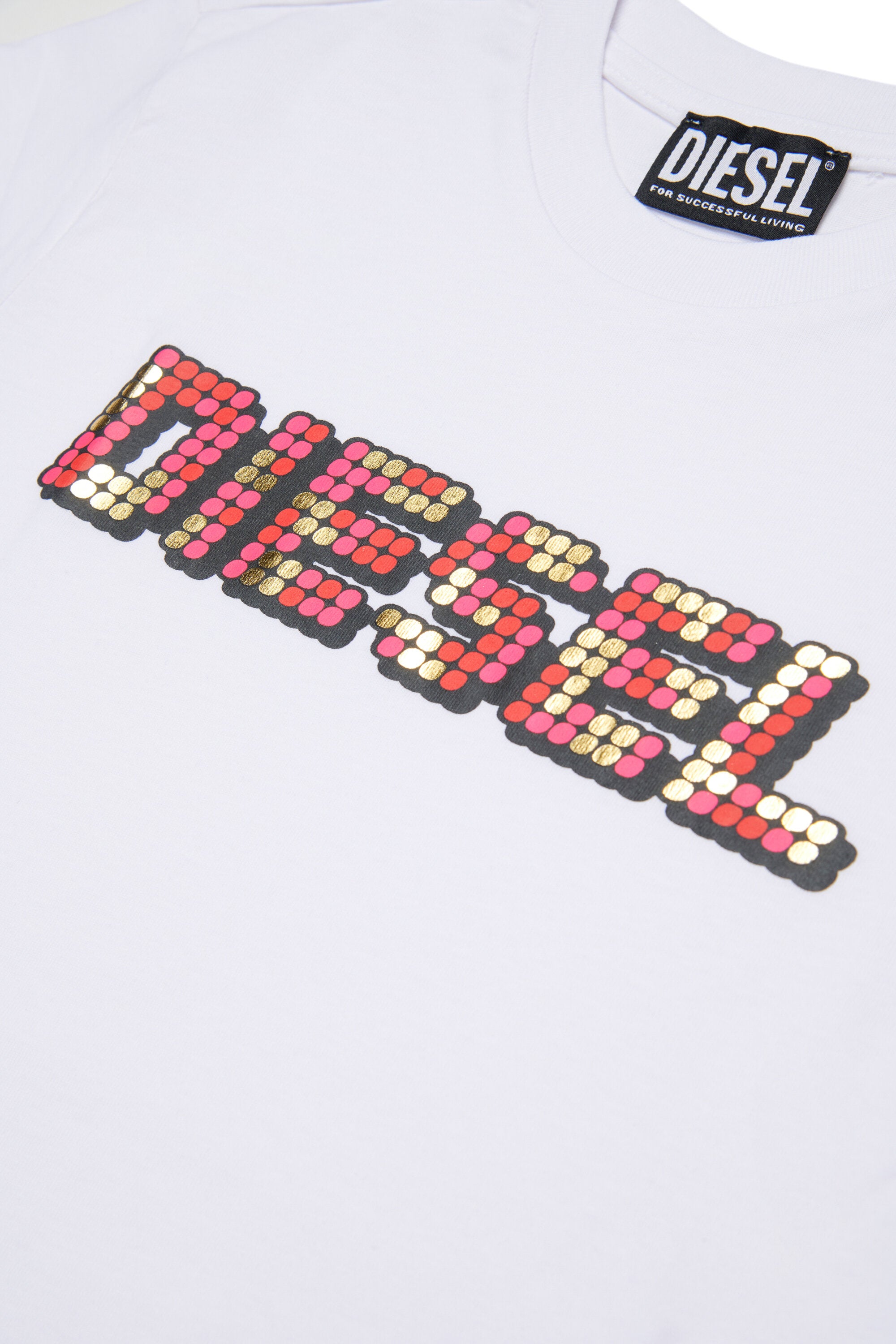 マルチカラーのロゴ入りTシャツ