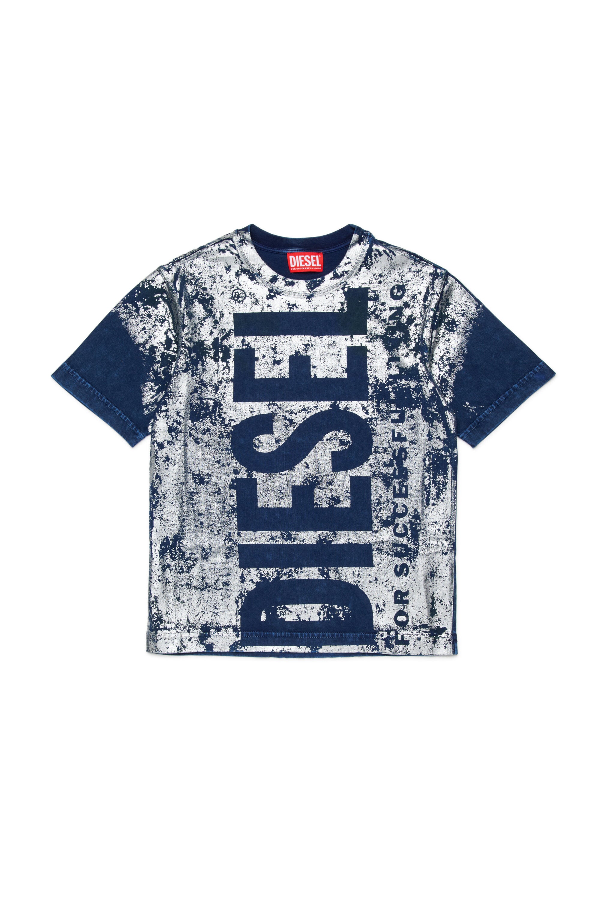 前面にロゴ入りTシャツ