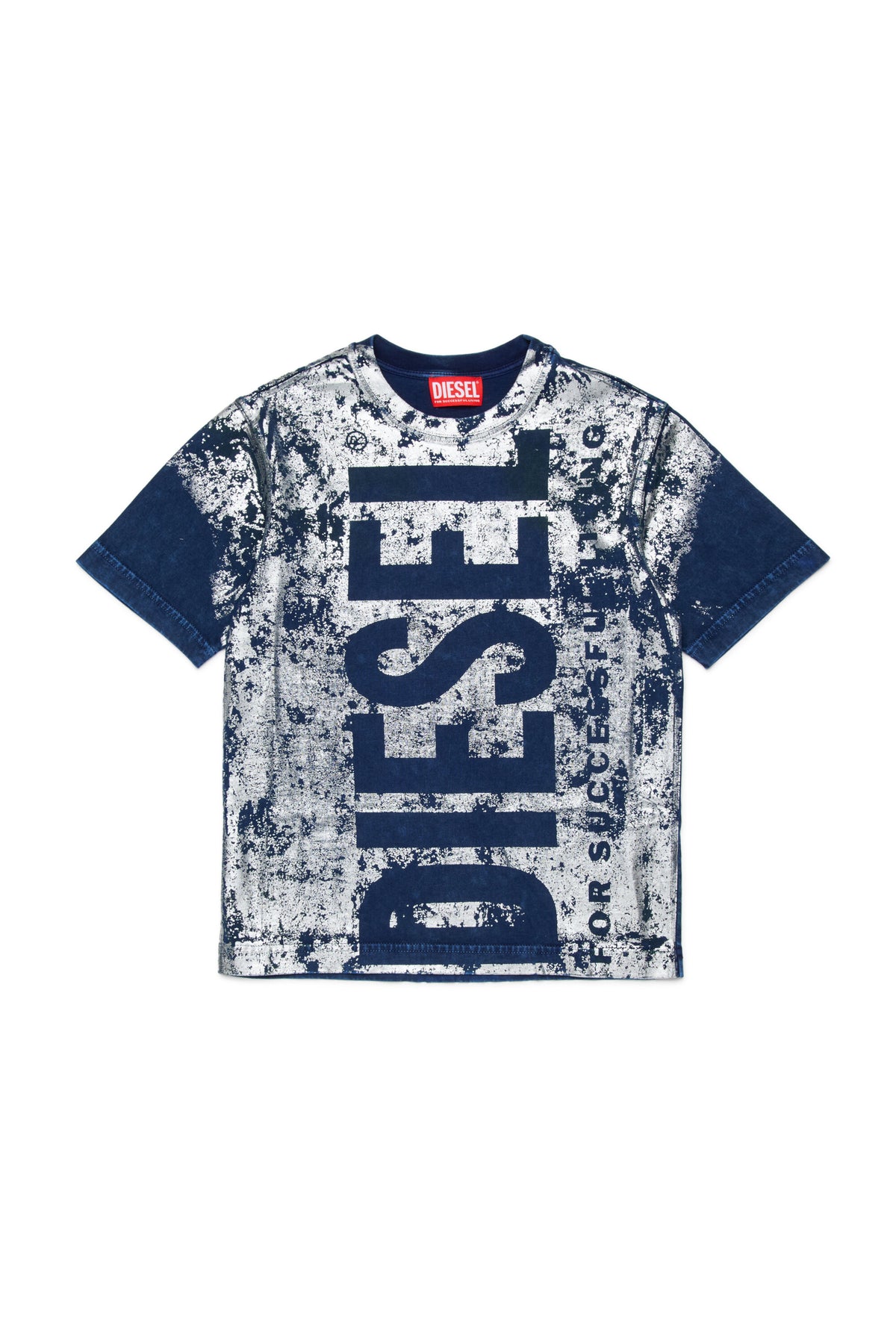 前面にロゴ入りTシャツ