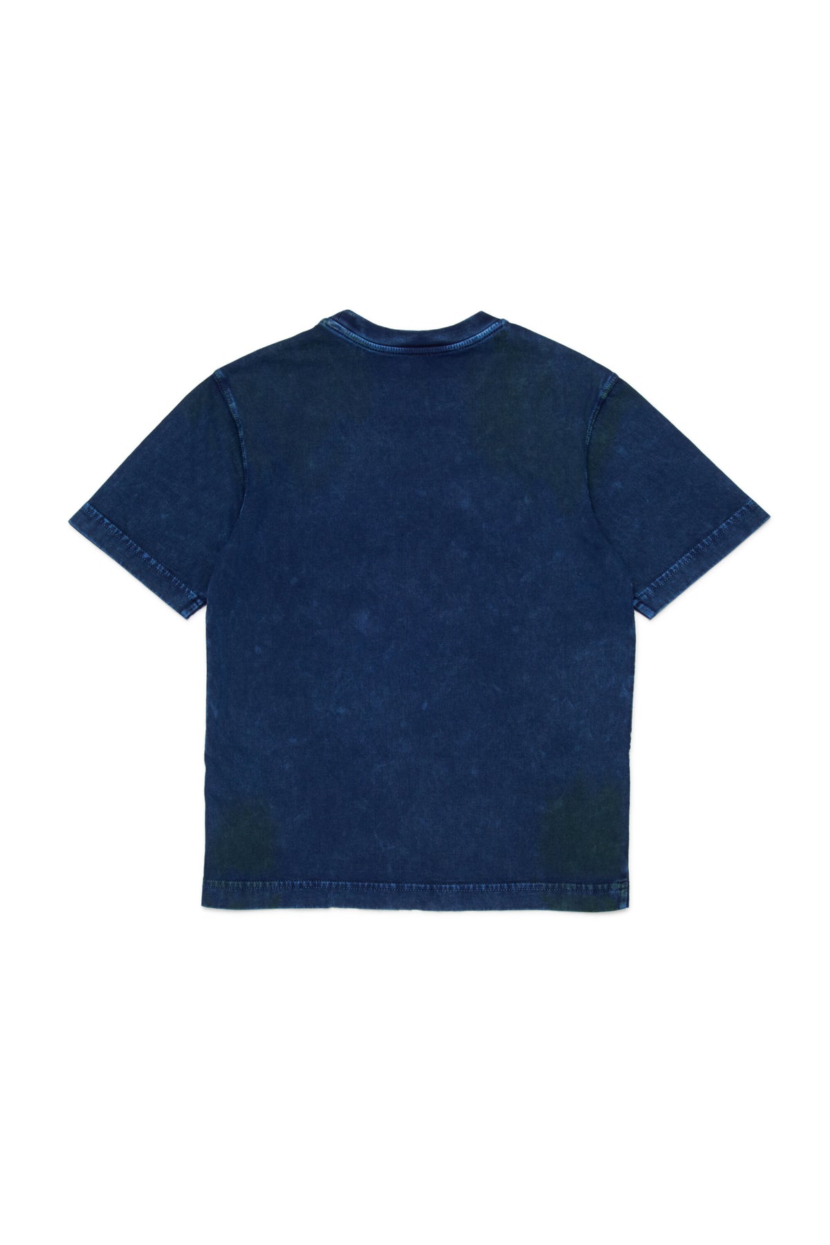 前面にロゴ入りTシャツ
