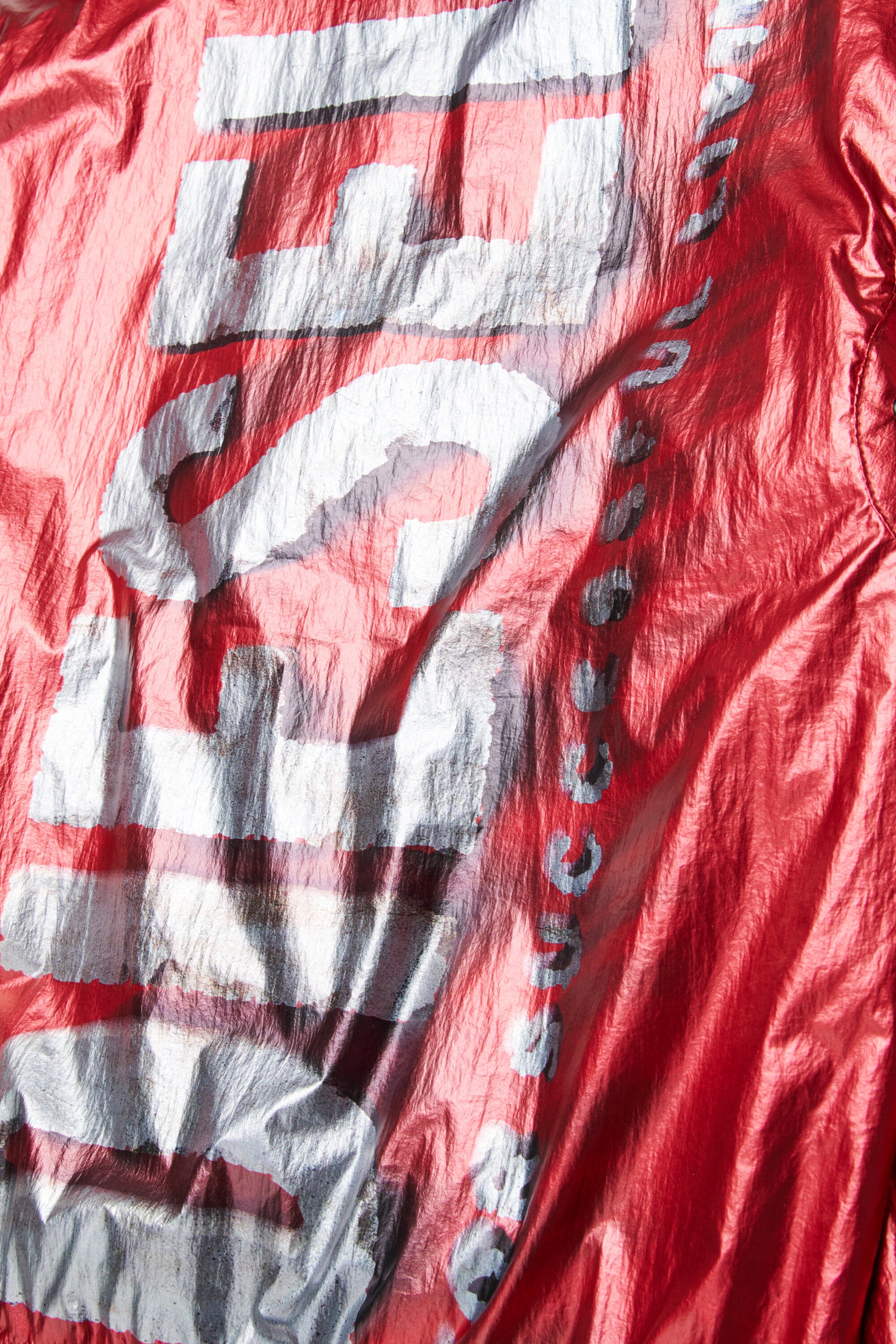 ロゴプリント入りウインドブレーカー