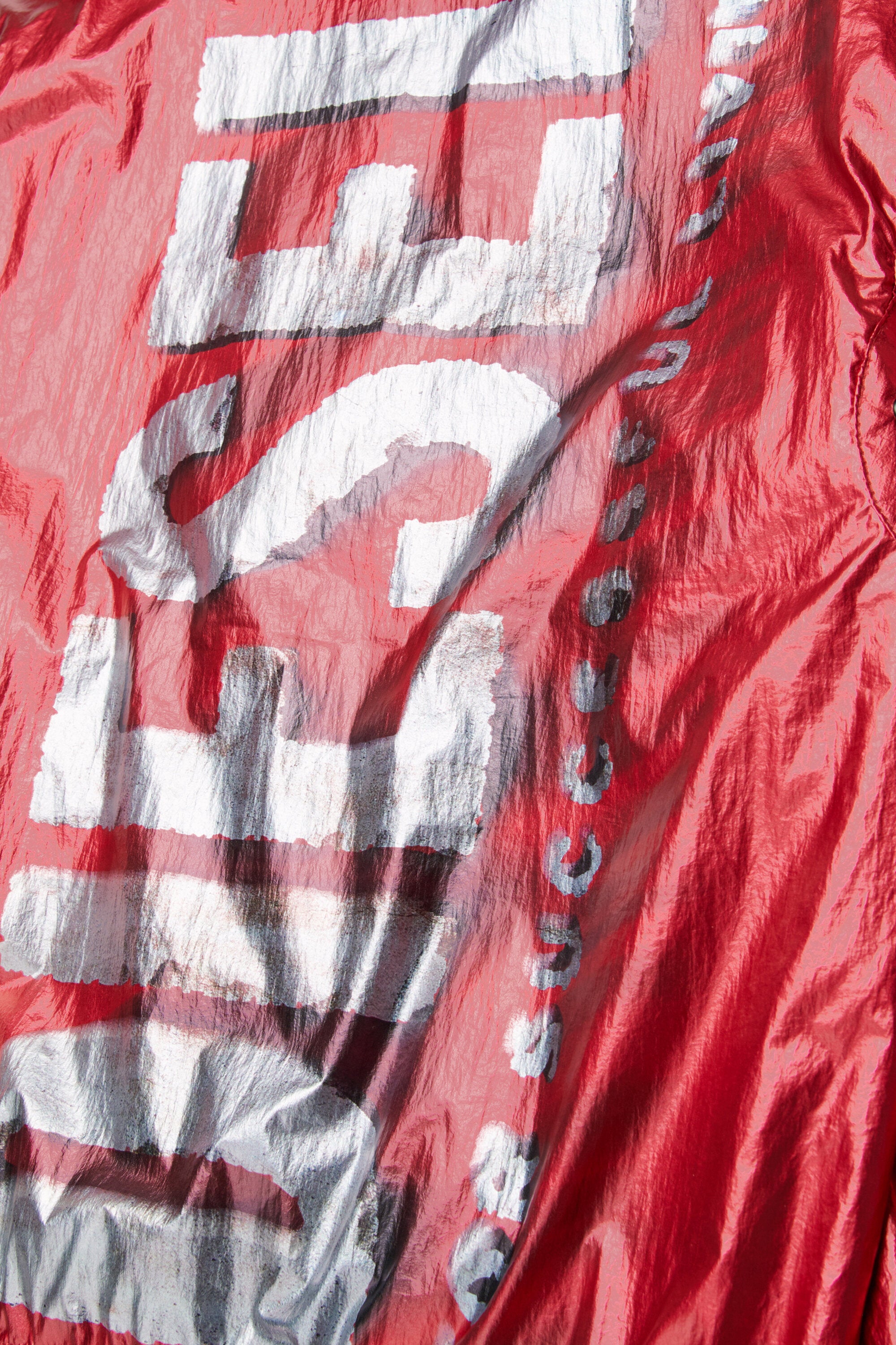 ロゴプリント入りウインドブレーカー