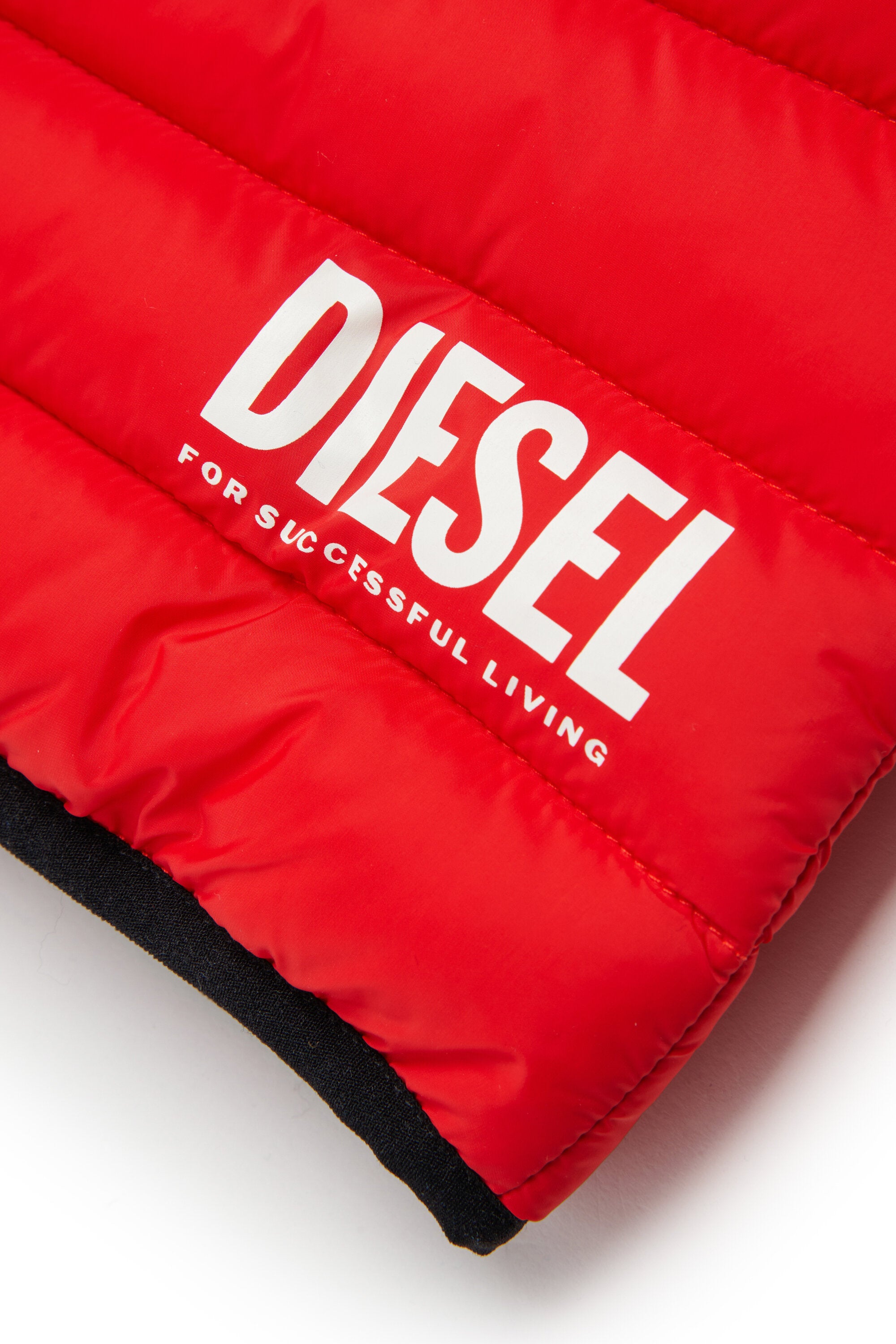 ロゴプリント入り中綿ジャケット