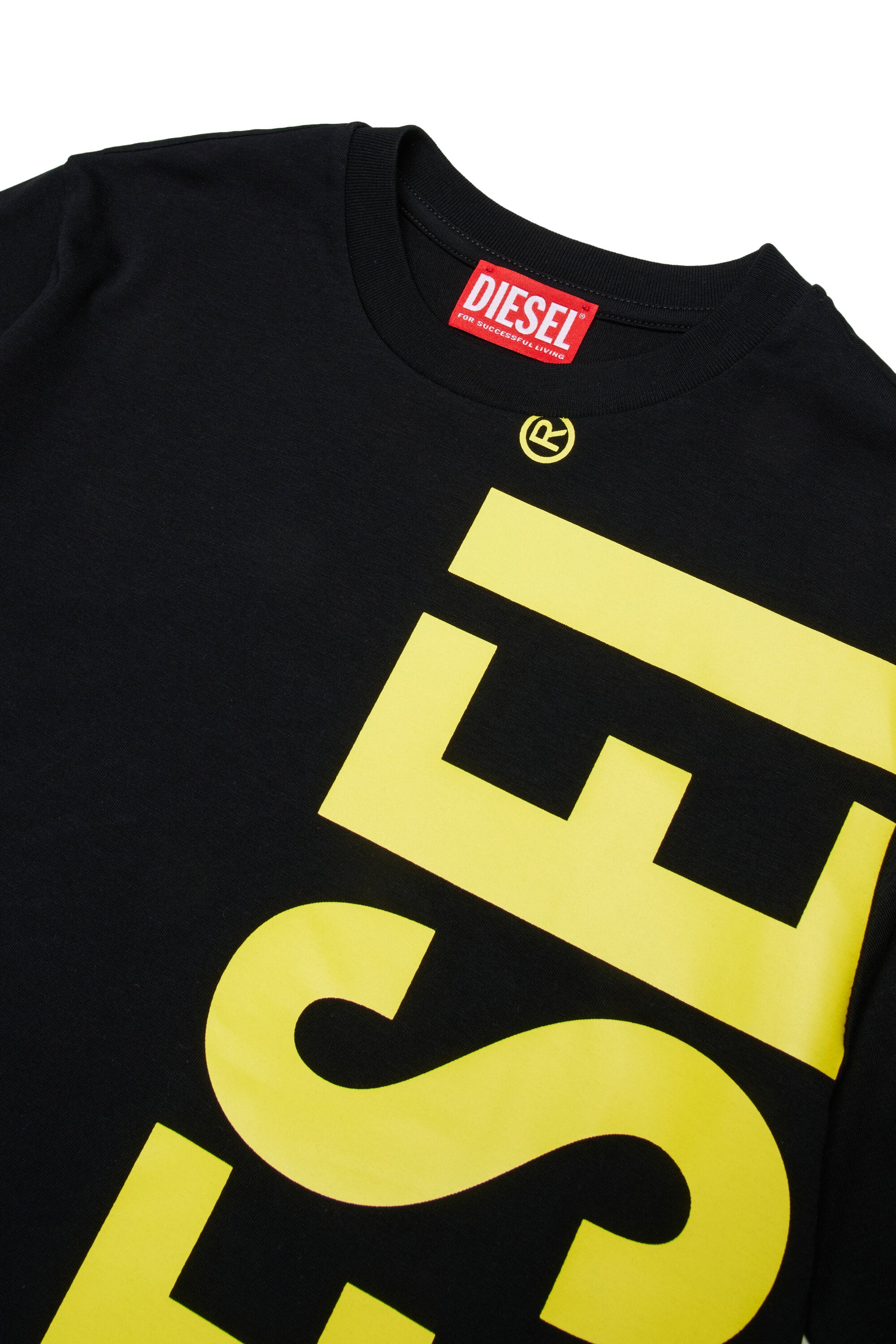 縦型ロゴ入りTシャツ