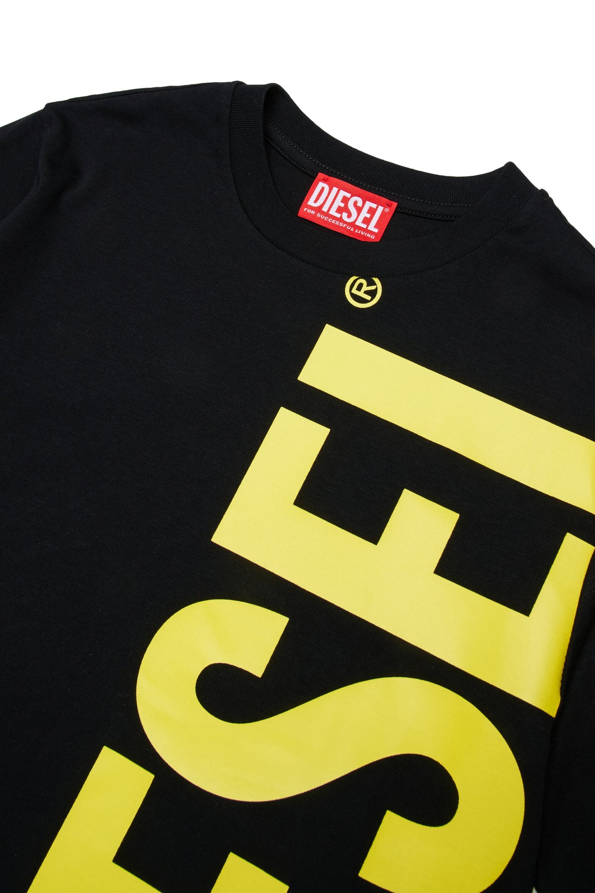 縦型ロゴ入りTシャツ