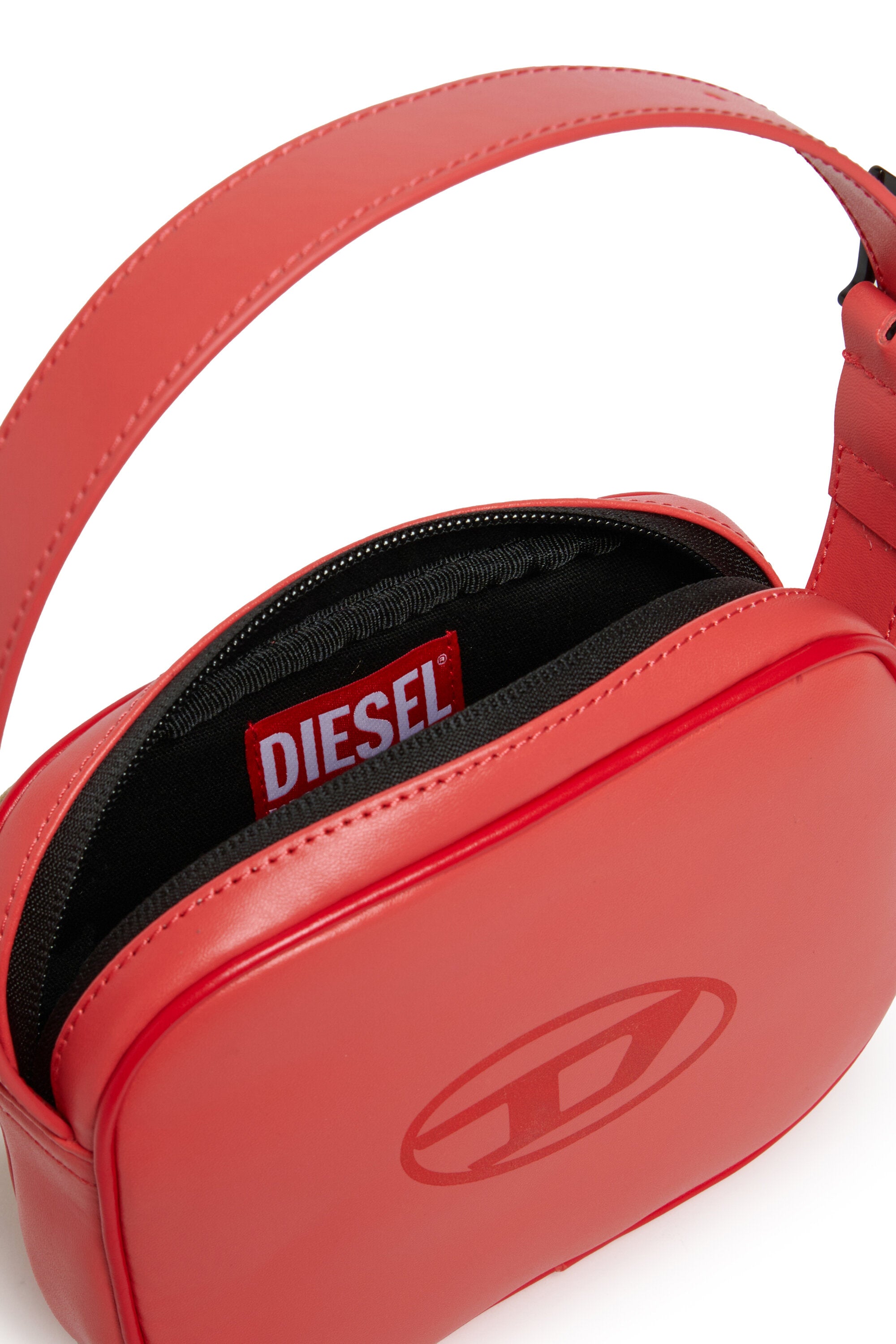 フロントにオーバルDロゴ付きバッグ